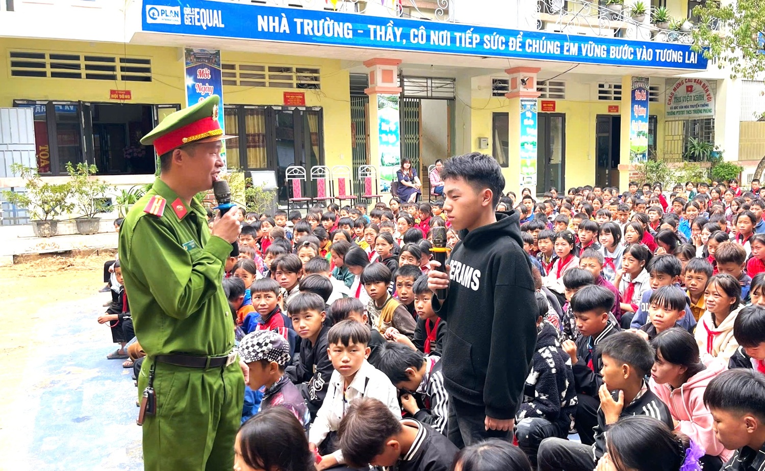 CÔNG AN XÃ BIÊN GIỚI SƠN VĨ TUYÊN TRUYỀN PHÁP LUẬT TRONG HỌC ĐƯỜNG