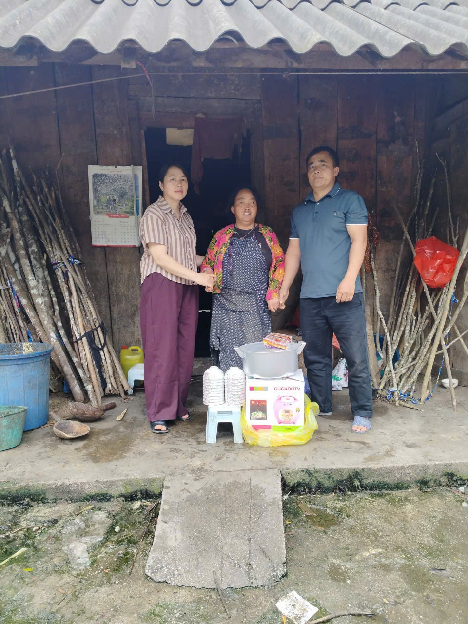 Hội Liên hiệp Phụ nữ xã Nghĩa Thuận tặng quà gia đình nạn nhân chất độc da cam nhân dịp 27/7