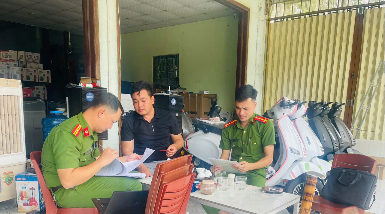 CÔNG AN XÃ MINH QUANG TĂNG CƯỜNG KIỂM TRA, HƯỚNG DẪN AN TOÀN PCCC TẠI CÁC CƠ SỞ KINH DOANH XE ĐIỆN