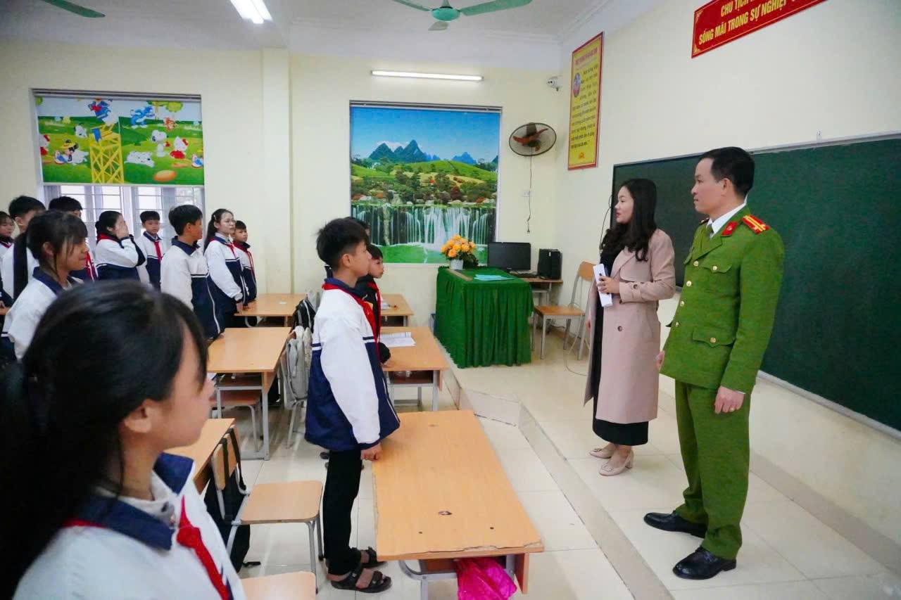 Công an xã Bình Ca phối hợp kiểm tra, tuyên truyền phòng ngừa hung khí trong trường học