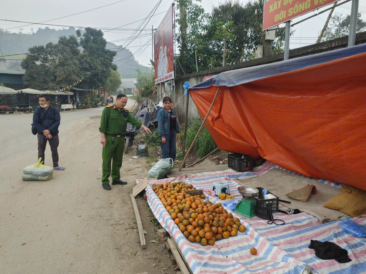 TĂNG CƯỜNG CÔNG TÁC QUẢN LÝ TRẬT TỰ AN TOÀN GIAO THÔNG, KIÊN QUYẾT XỬ LÝ VI PHẠM LẤN CHIẾM LÒNG ĐƯỜNG, VỈA HÈ TẠI XÃ THÁI BÌNH