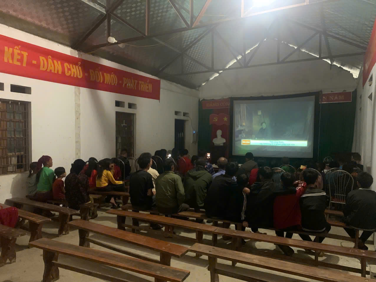 Xã Đồng Văn phối hợp với Trung tâm Văn hóa điện ảnh tỉnh tuyên quang đưa điện ảnh về cơ sở, phục vụ nhân dân tại các thôn