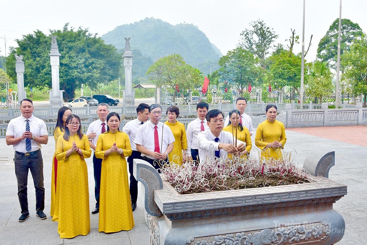 Dâng hương kỷ niệm 106 năm Ngày sinh đồng chí Tố Hữu