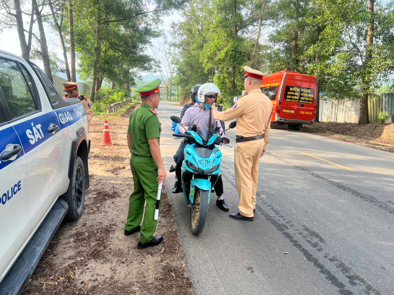 QUYẾT TÂM ĐẢM BẢO AN TOÀN GIAO THÔNG VÌ HẠNH PHÚC CỦA MỌI NHÀ