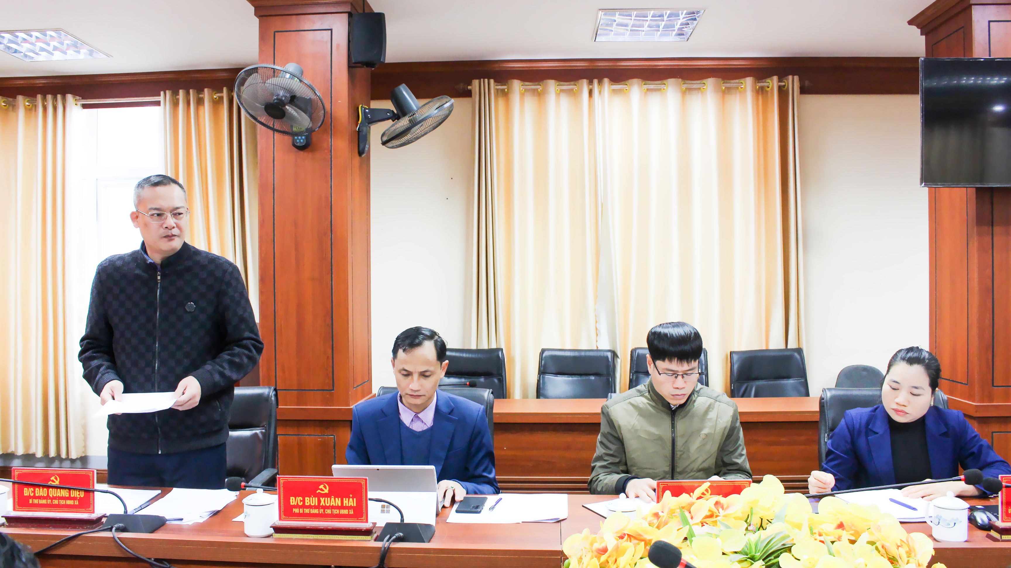 Đồng ch&iacute; Đ&agrave;o Quang Diệu, B&iacute; thư Đảng uỷ, Chủ tịch HĐND x&atilde; ph&aacute;t biểu tại buổi l&agrave;m việc