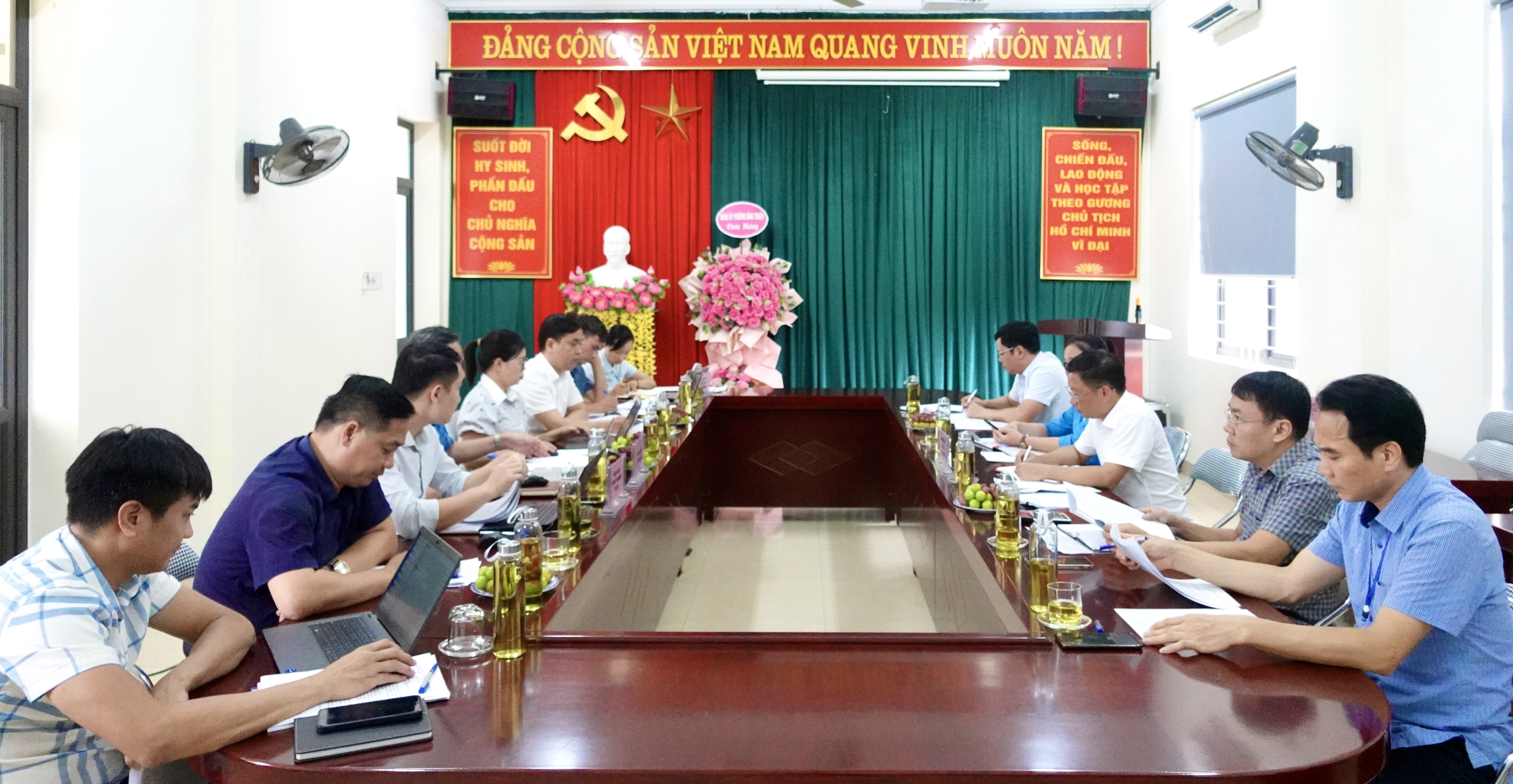 ĐOÀN CÔNG TÁC UBND TỈNH LÀM VIỆC VỚI PHƯỜNG BÌNH THUẬN VỀ THỰC HIỆN NHIỆM VỤ PHÁT TRIỂN KINH TẾ - XÃ HỘI 