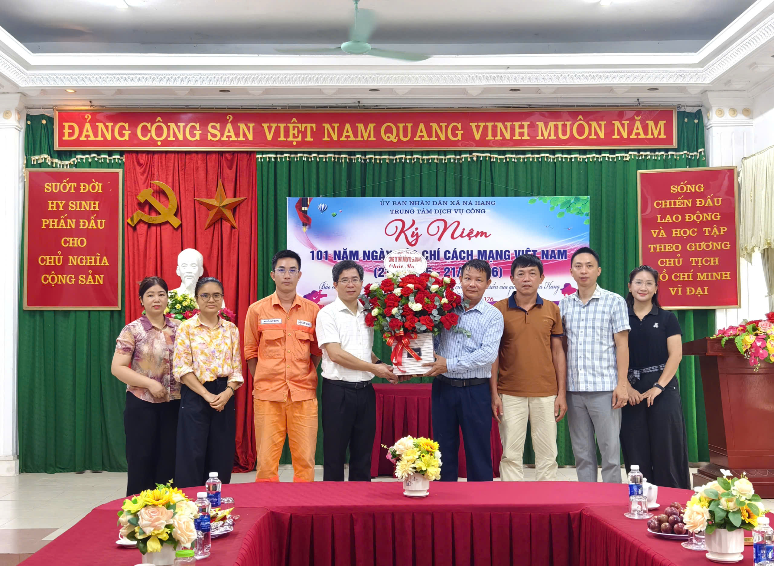 Công ty Thủy điện Tuyên Quang tặng hoa chúc mừng Trung tâm Dịch vụ công xã Nà Hang nhân Ngày Báo chí Cách mạng Việt Nam