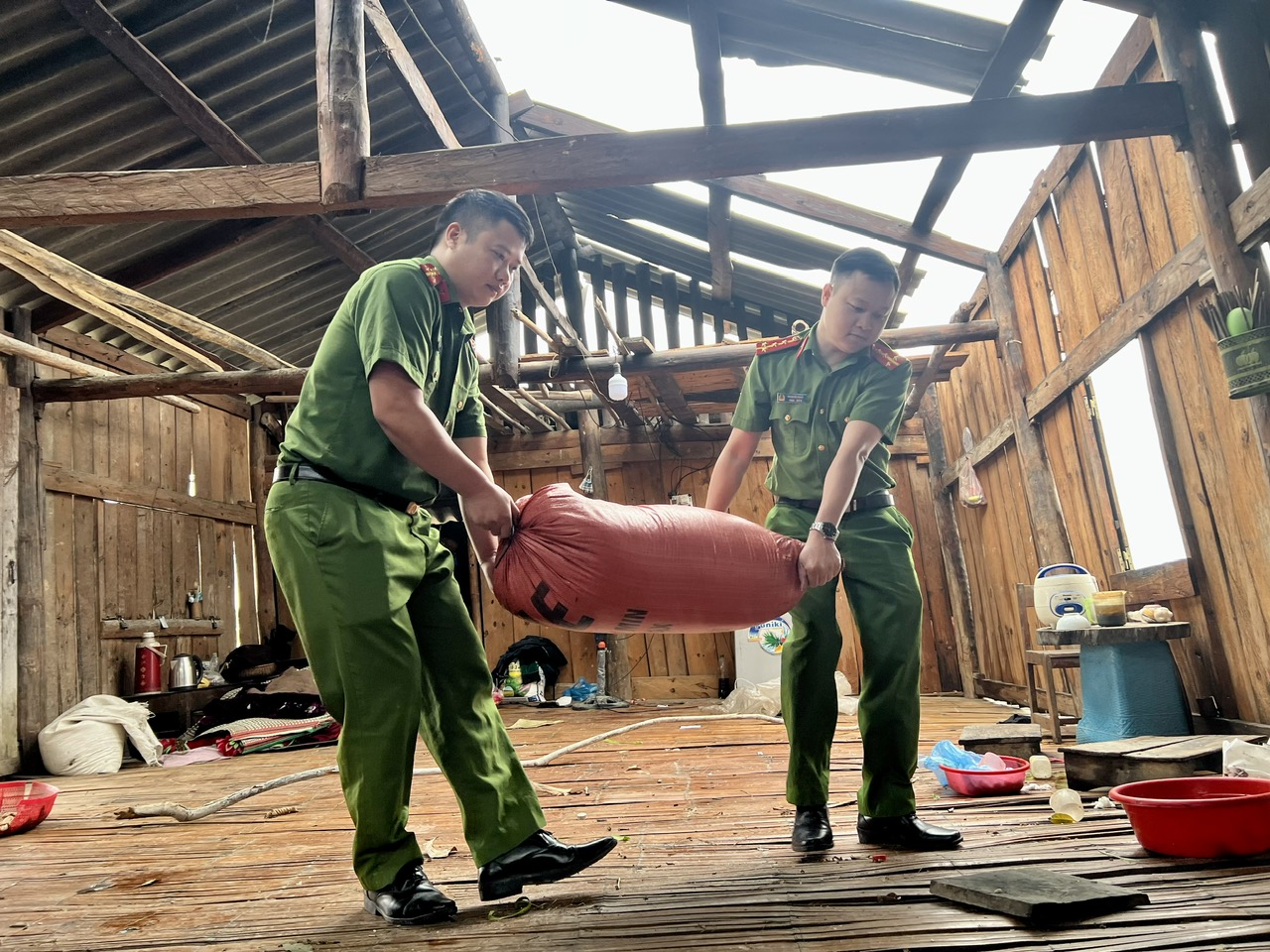 CÔNG AN XÃ THÀNG TÍN HỖ TRỢ NGƯỜI DÂN KHẮC PHỤC HẬU QUẢ GIÔNG LỐC