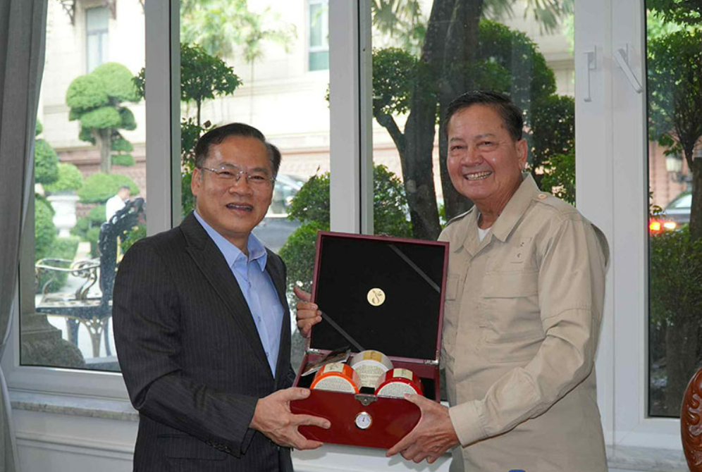 THỨ TRƯỞNG NGUYỄN VĂN LONG CHÀO XÃ GIAO PHÓ THỦ TƯỚNG THỨ NHẤT CAMPUCHIA