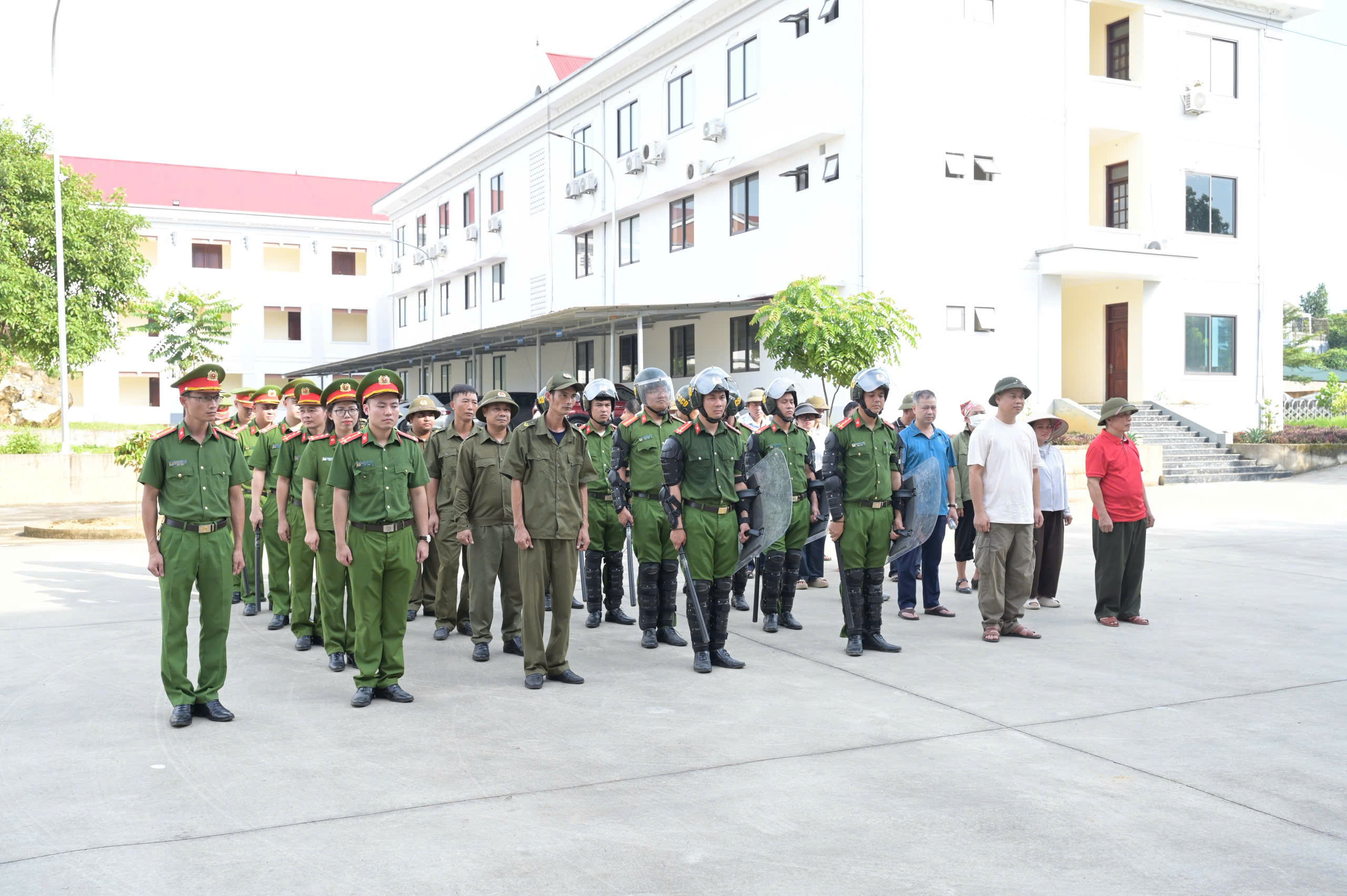 CÔNG AN XÃ HÀM YÊN DIỄN TẬP PHƯƠNG ÁN BẢO VỆ TRỤ SỞ, NÂNG CAO KHẢ NĂNG XỬ LÝ TÌNH HUỐNG PHỨC TẠP VỀ AN NINH, TRẬT TỰ