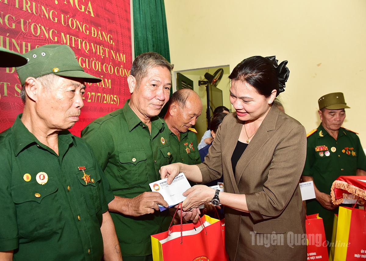 Đồng chí Hà Thị Nga thăm Di tích lịch sử Mặt trận Dân tộc thống nhất Việt Nam và tặng quà gia đình chính sách tại xã Kiên Đài
