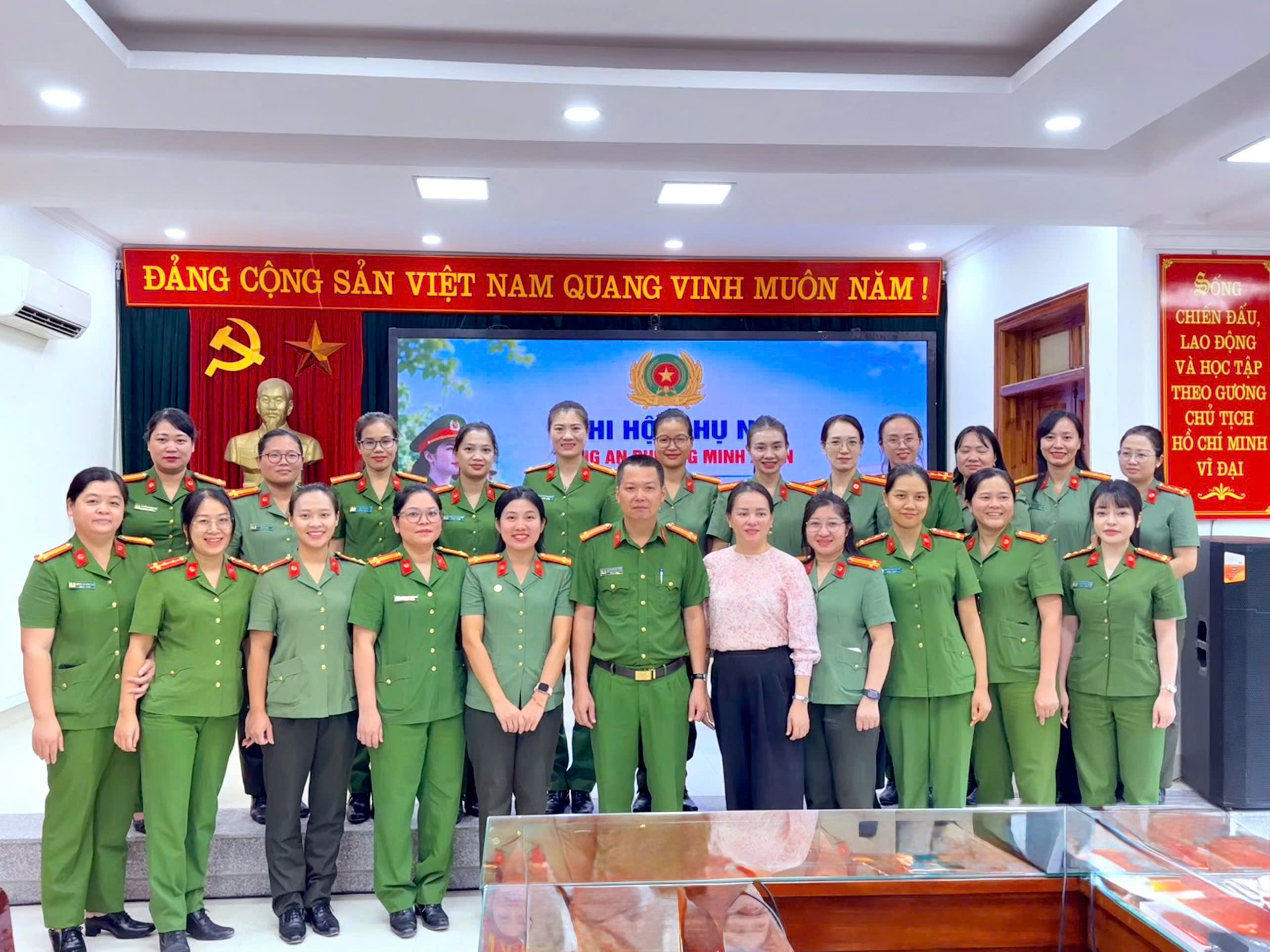 CHI HỘI PHỤ NỮ CÔNG AN PHƯỜNG MINH XUÂN TỔ CHỨC SINH HOẠT ĐIỂM 