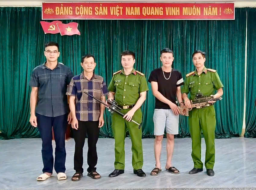 CÔNG AN XÃ CAO BỒ PHỐI HỢP TUYÊN TRUYỀN PHÁP LUẬT VỀ VŨ KHÍ, VẬT LIỆU NỔ, CÔNG CỤ HỖ TRỢ VÀ PHÁO 