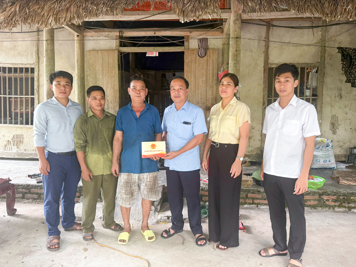 Lãnh đạo xã Hàm Yên thăm hỏi, trao hỗ trợ các hộ gia đình bị thiệt hại do dông lốc, thiên tai