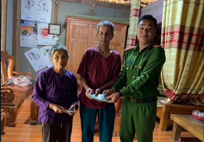 ẤM LÒNG NGHĨA CỬ CỦA CÔNG AN XÃ BÌNH AN KHI GIÚP HỘ NGHÈO TÌM LẠI TÀI S  ẢN