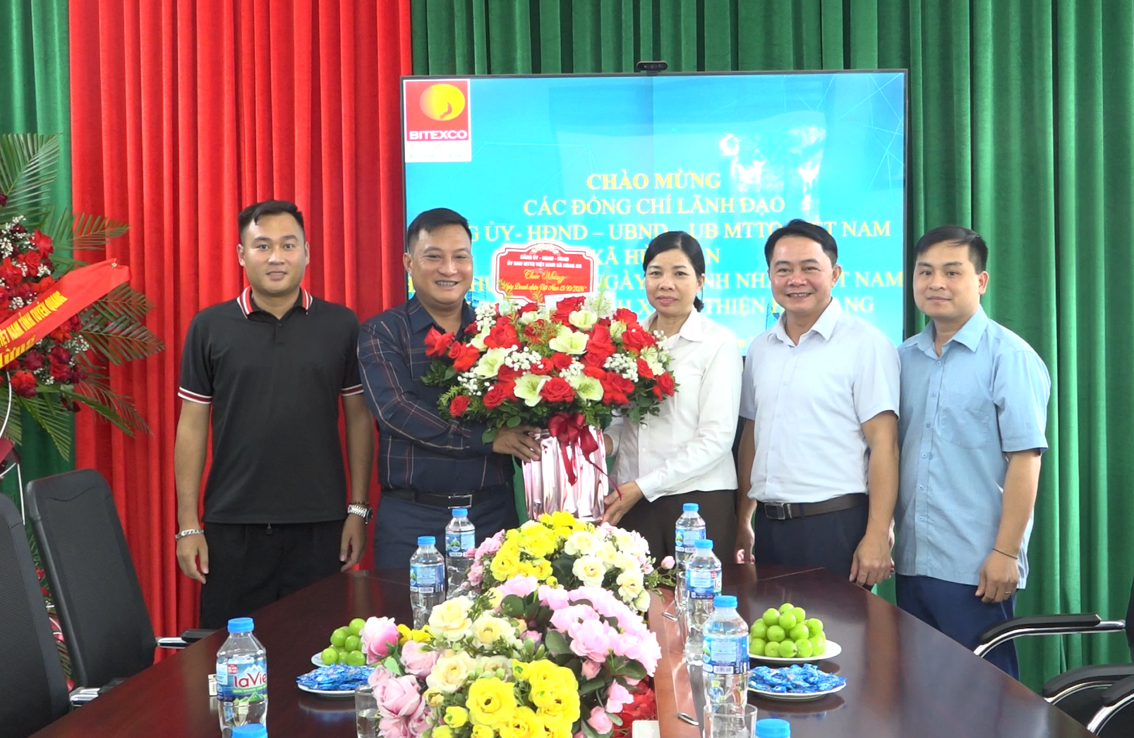 Lãnh đạo xã Hùng An thăm, tặng quà nhân Ngày Doanh nhân Việt Nam 13/10