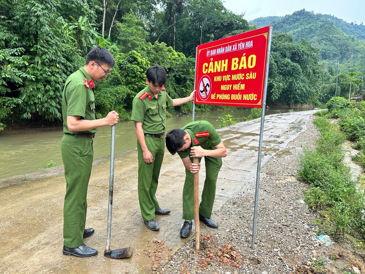 CÔNG AN XÃ YÊN HOA CẮM BIỂN CẢNH BÁO PHÒNG, CHỐNG ĐUỐI NƯỚC, SẠT LỞ