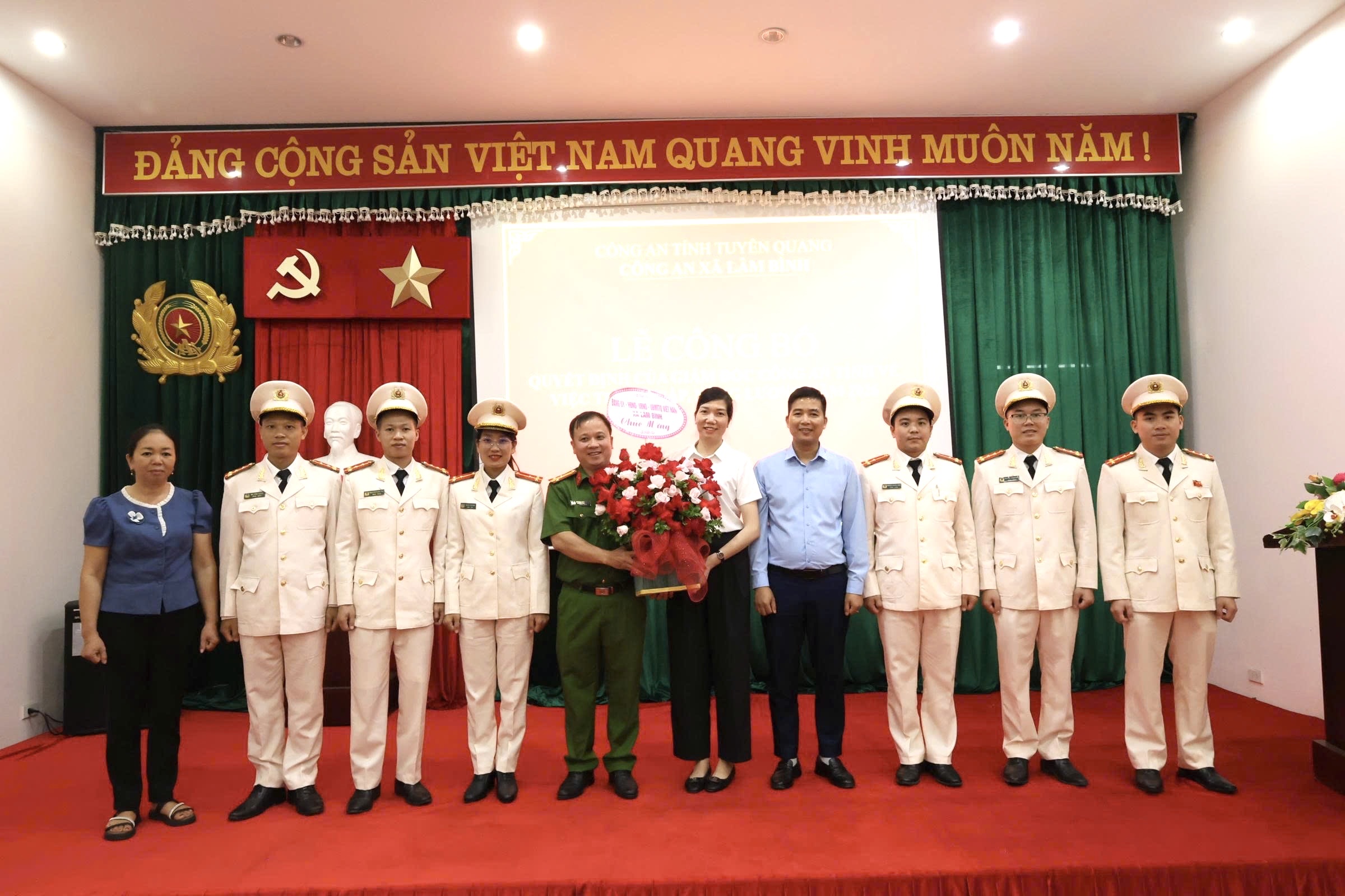 Công an xã Lâm Bình tổ chức Lễ Công bố, trao quyết định thăng cấp bậc hàm, nâng bậc lương  năm 2026