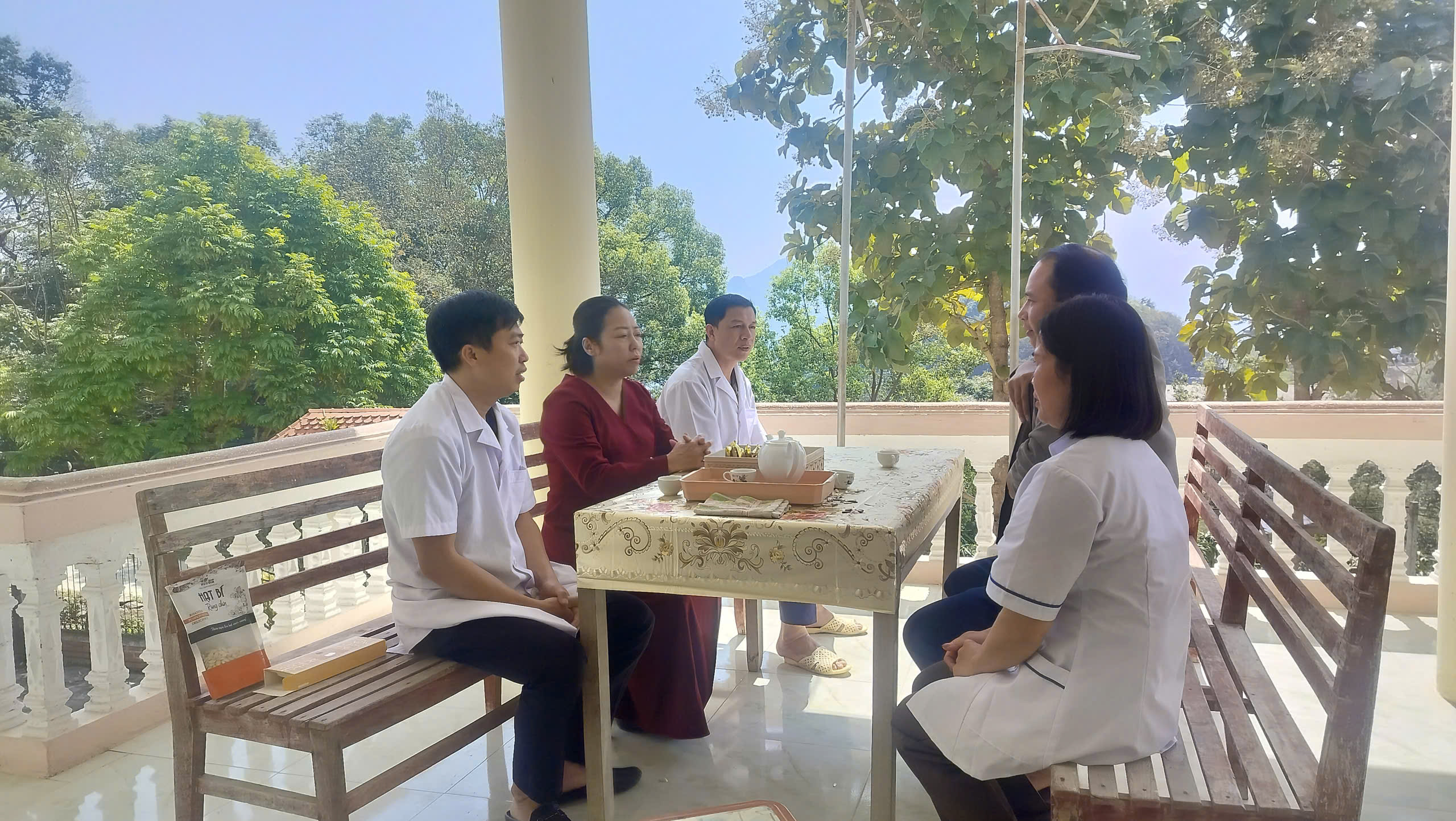 LÃNH ĐẠO XÃ BẢN MÁY THĂM, CHÚC MỪNG TRẠM Y TẾ NHÂN NGÀY THẦY THUỐC VIỆT NAM 27/2