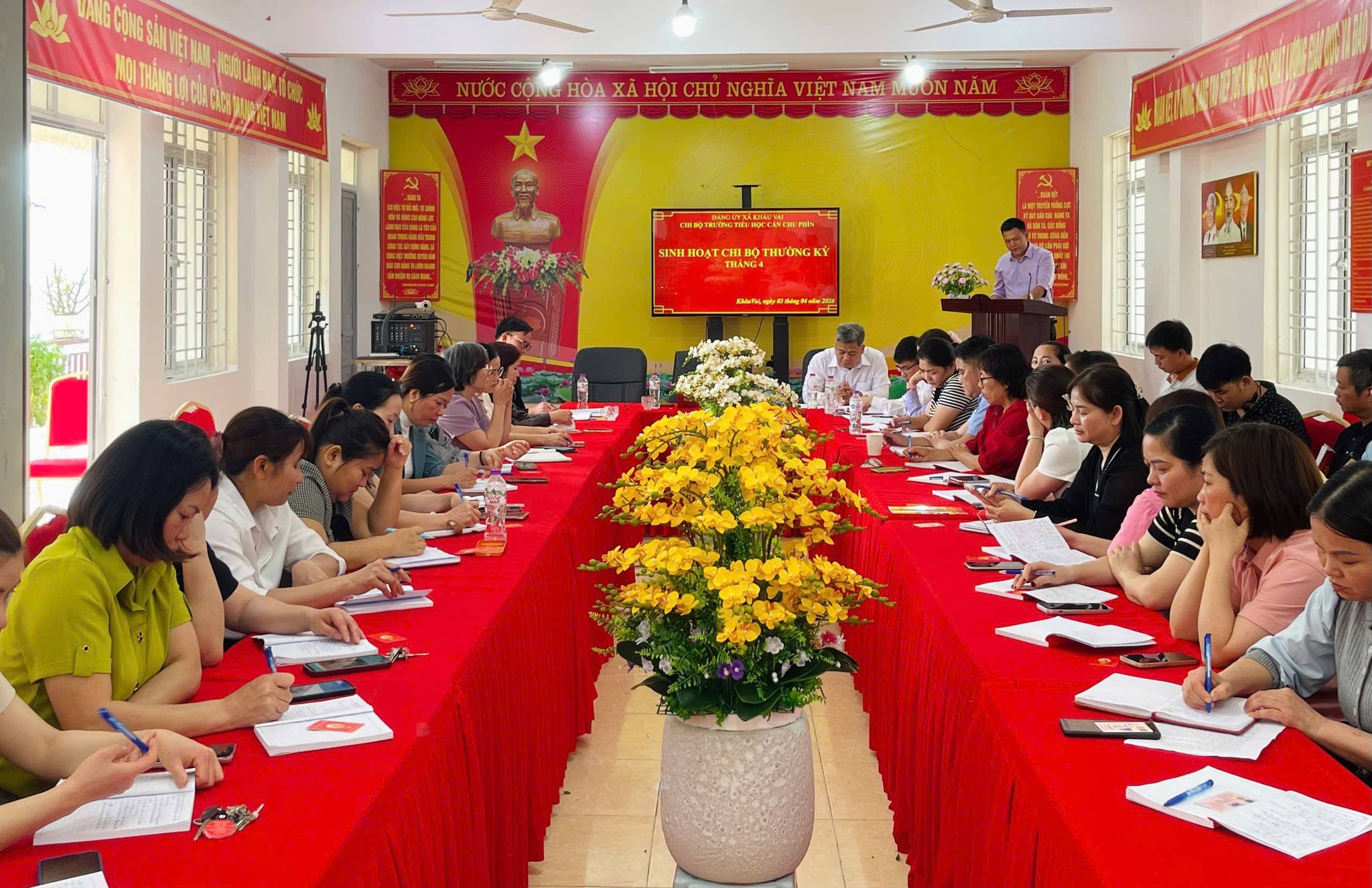 Đồng chí Lê Văn Quý dự sinh hoạt chi bộ Trường PTDTBT Tiểu học Cán Chu Phìn