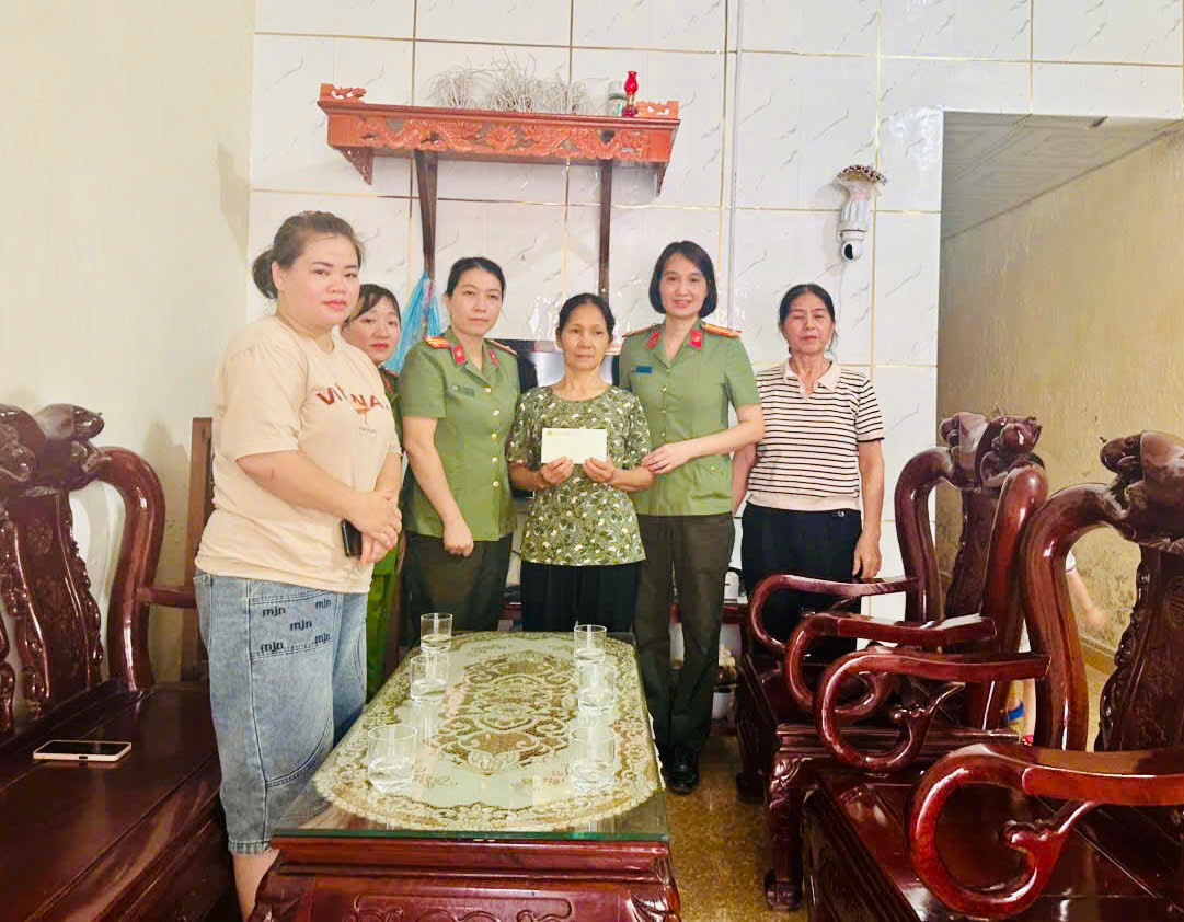 CÔNG AN PHƯỜNG HÀ GIANG 2 KỊP THỜI THĂM HỎI, HỖ TRỢ GIA ĐÌNH CÓ HOÀN CẢNH ĐẶC BIỆT KHÓ KHĂN