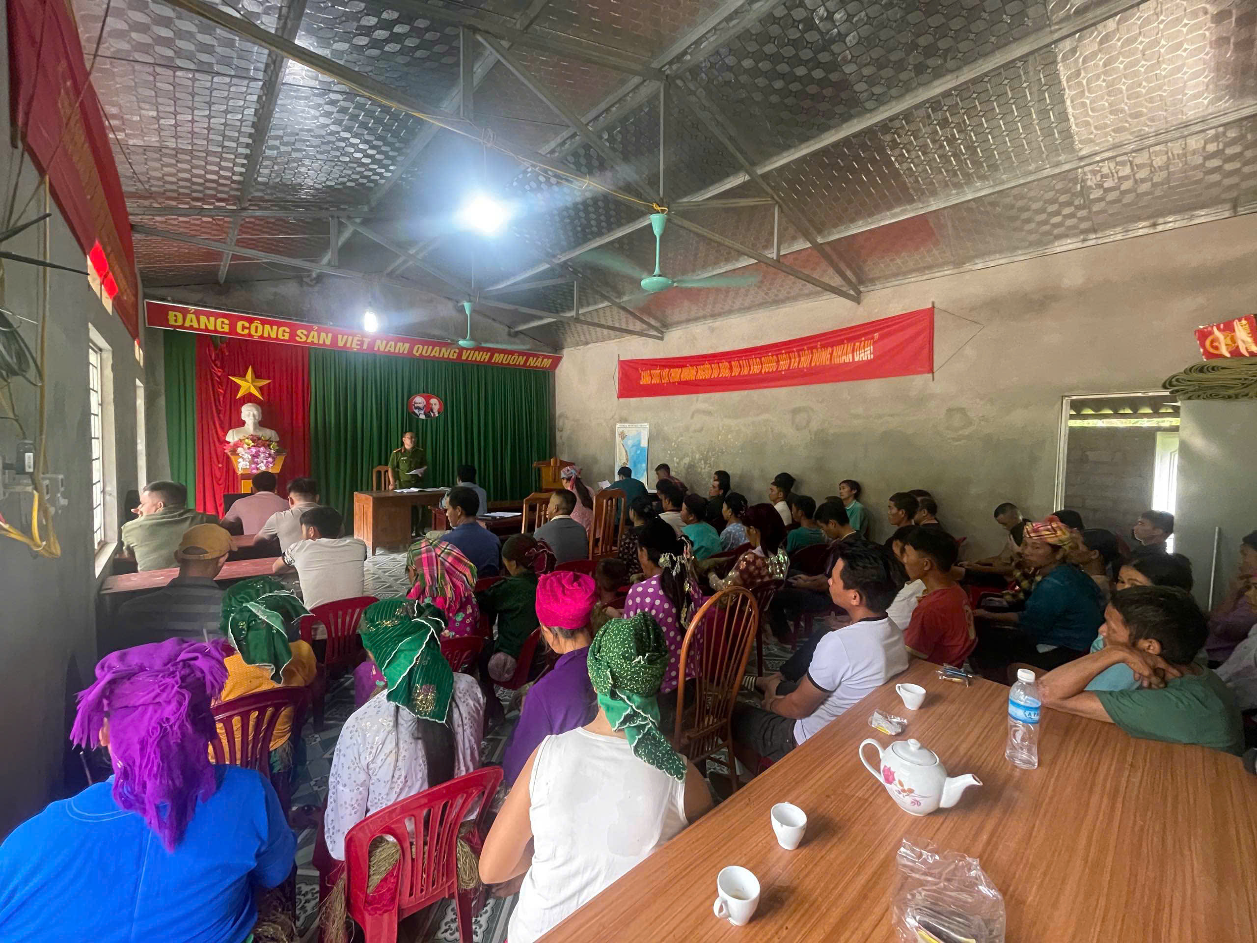 TĂNG CƯỜNG TUYÊN TRUYỀN, PHỔ HIẾN GIÁO DỤC PHÁP LUẬT TẠI THÔN THĂM NOONG, XÃ TÁT NGÀ