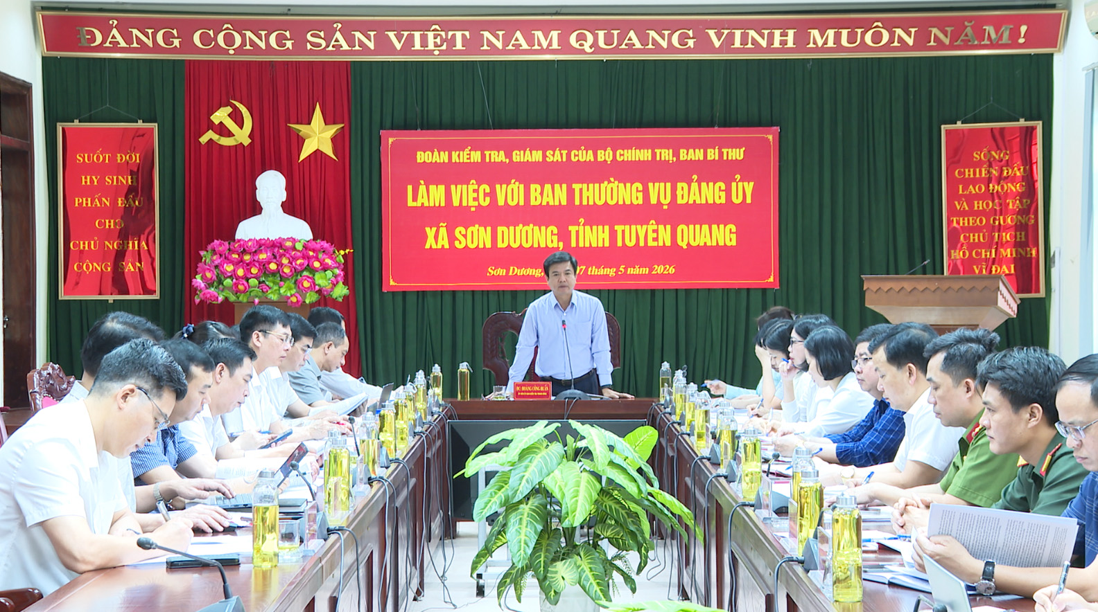 Đoàn công tác số 20 của Bộ Chính trị làm việc với Ban Thường vụ Đảng ủy xã Sơn Dương