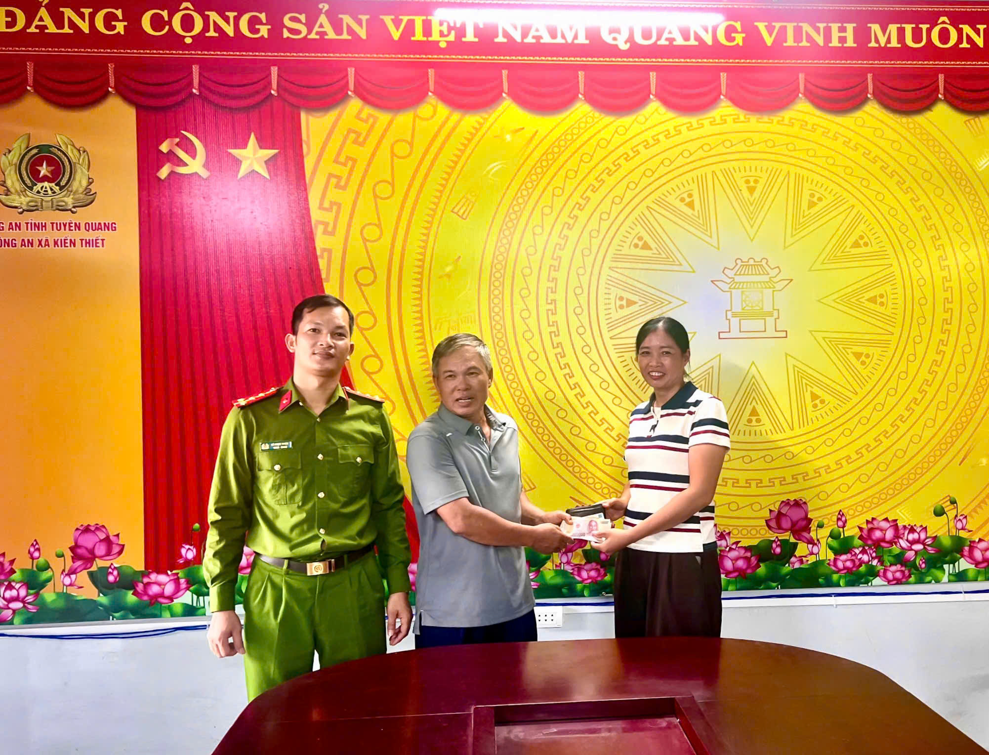 KIẾN THIẾT - CÔ GIÁO NHẶT ĐƯỢC VÍ, KỊP THỜI TRAO TRẢ NGƯỜI ĐÁNH MẤT