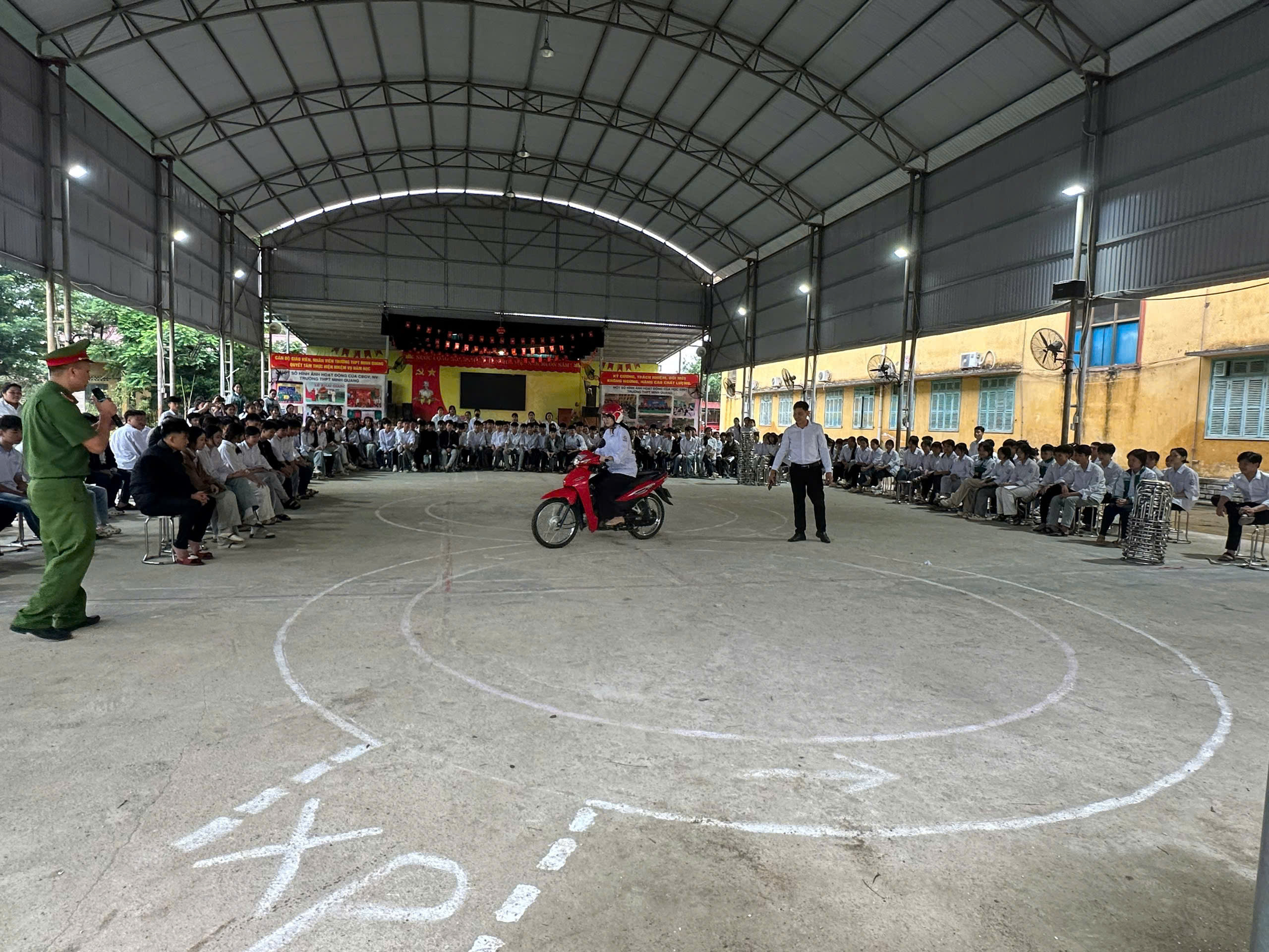 ĐẨY MẠNH TUYÊN TRUYỀN PHÁP LUẬT VỀ TTATGT VÀ HƯỚNG DẪN LÁI XE AN TOÀN CHO HỌC SINH TRÊN ĐỊA BÀN XÃ MINH QUANG