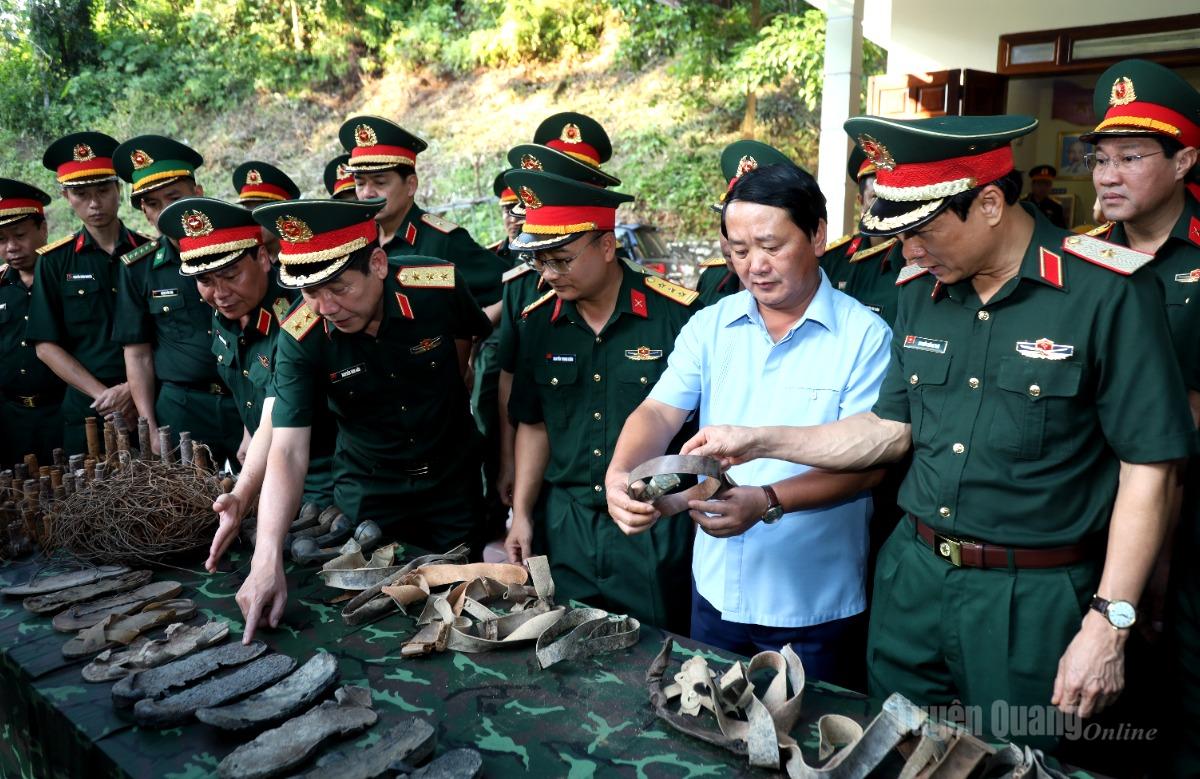 Thượng tướng Nguyễn Văn Gấu, Thứ trưởng Bộ Quốc phòng dâng hoa, dâng hương tại Nghĩa trang Liệt sĩ Quốc gia Vị Xuyên và Đội Tìm kiếm, quy tập hài cốt liệt sĩ tại xã Thanh Thủy