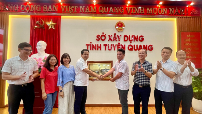 Đoàn công tác Bộ Xây dựng và Tổng Công ty Quản lý bay Việt Nam dâng hương tưởng niệm, tri ân và hỗ trợ an sinh xã hội tại Tuyên Quang. 
