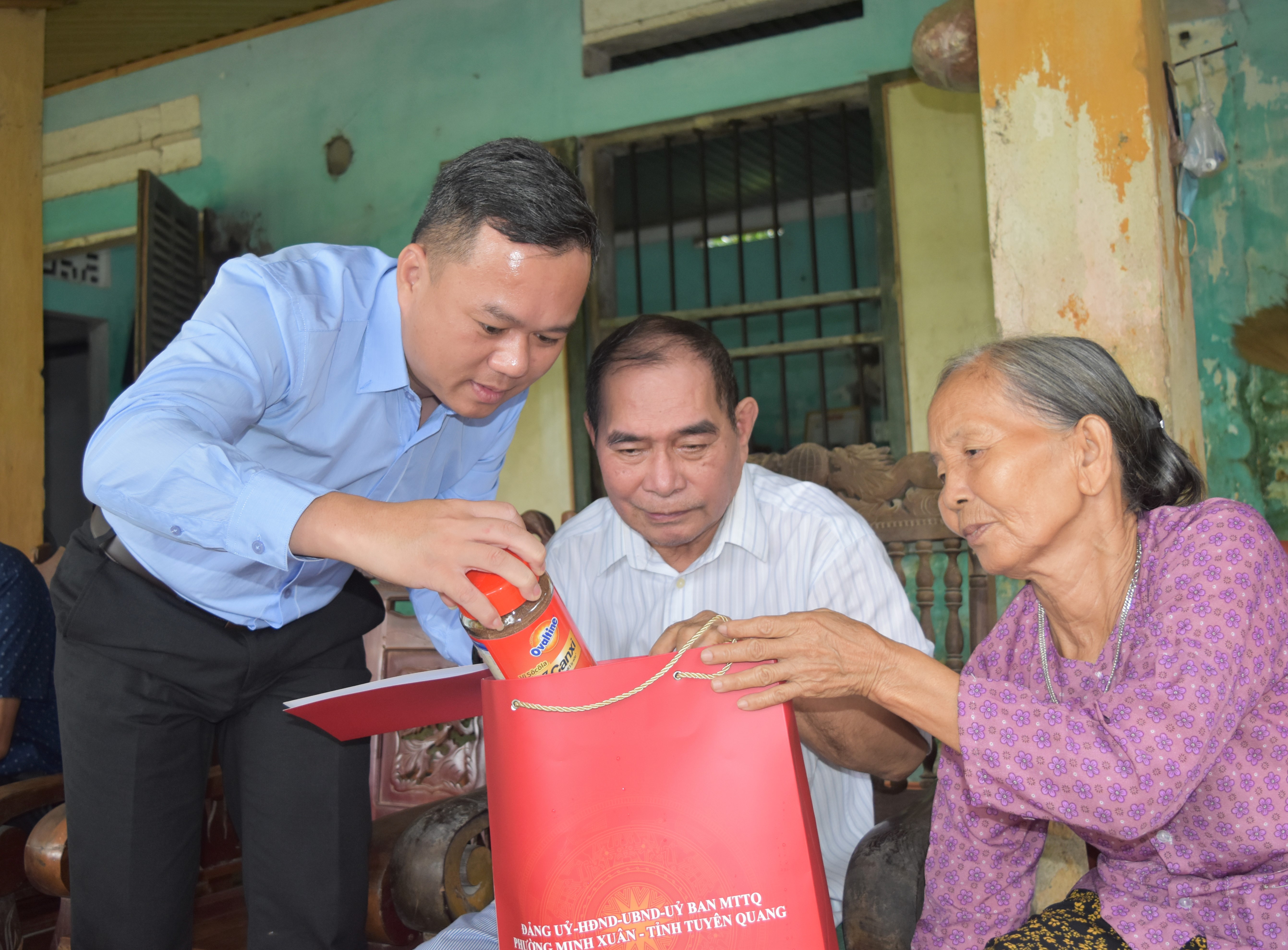 Đồng chí Đỗ Hùng Đức, Ủy viên Ban Chấp hành Đảng bộ tỉnh, Bí thư Đảng ủy phường Minh Xuân đã thăm, tặng quà người cao tuổi trên địa bàn phường.