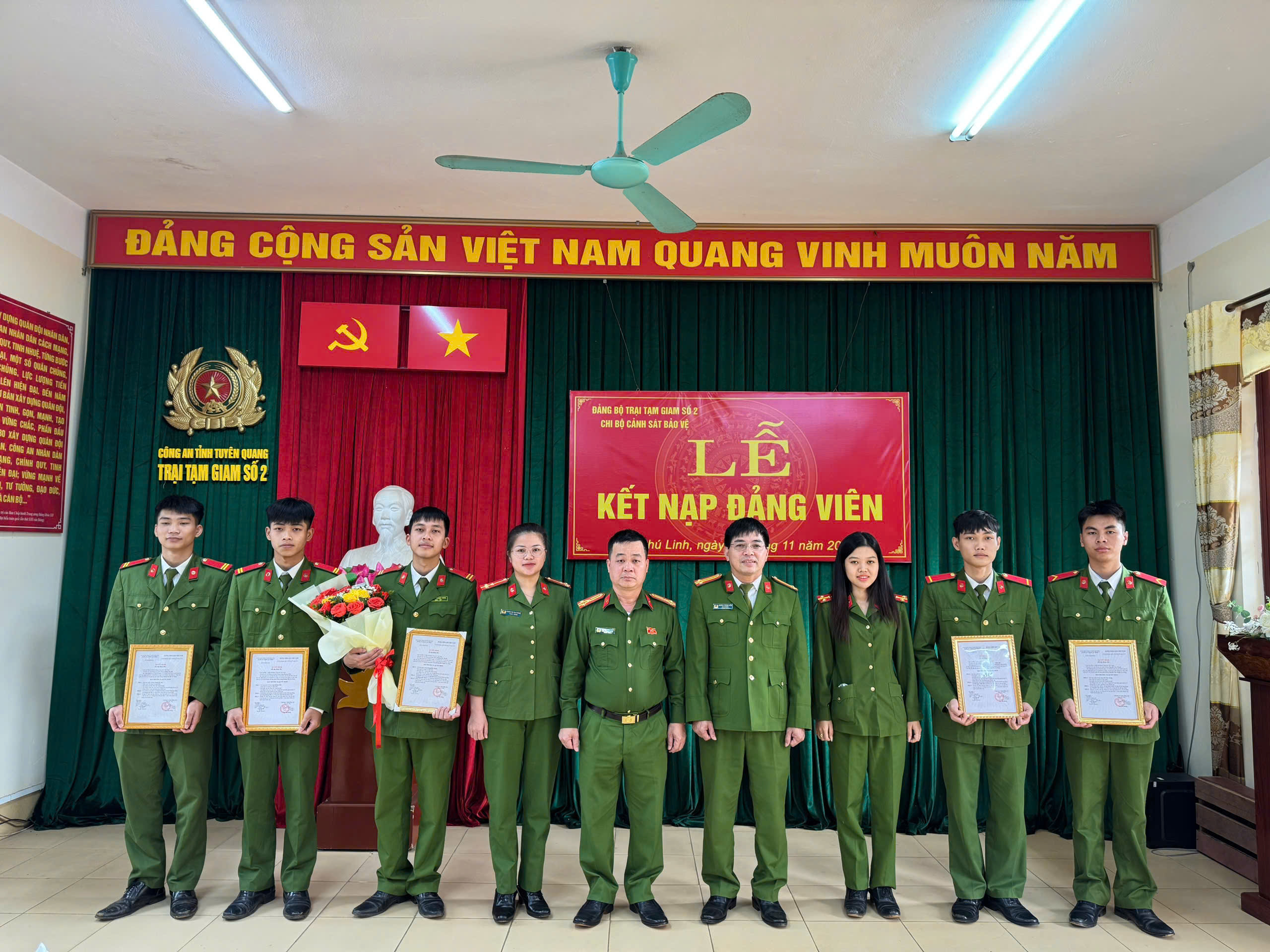 CHI BỘ CẢNH SÁT BẢO VỆ TRẠI TẠM GIAM SỐ 2 - CÔNG AN TỈNH TUYÊN QUANG TỔ CHỨC LỄ KẾT NẠP 10 ĐẢNG VIÊN MỚI