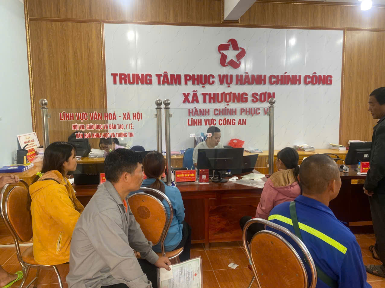 Mưa lớn không cản bước người dân đến giao dịch tại trung tâm xã