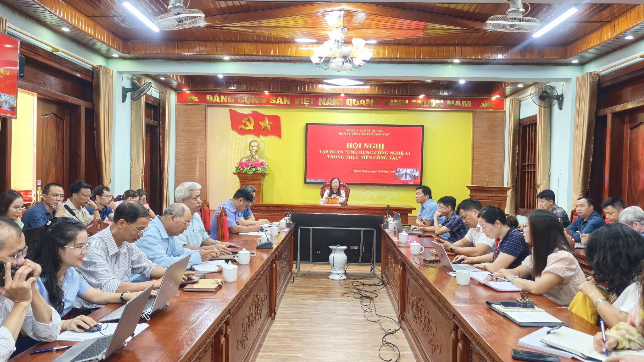 Quản Bạ dự Hội nghị trực tuyến tập huấn "Ứng dụng công nghệ AI" trong thực tiễn công tác