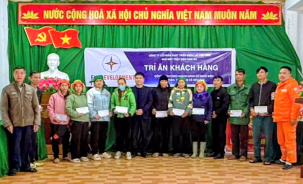 Nhà máy Thủy điện Nậm Má trao quà tri ân các hộ có hoàn cảnh khó khăn trên địa bàn xã Cao Bồ