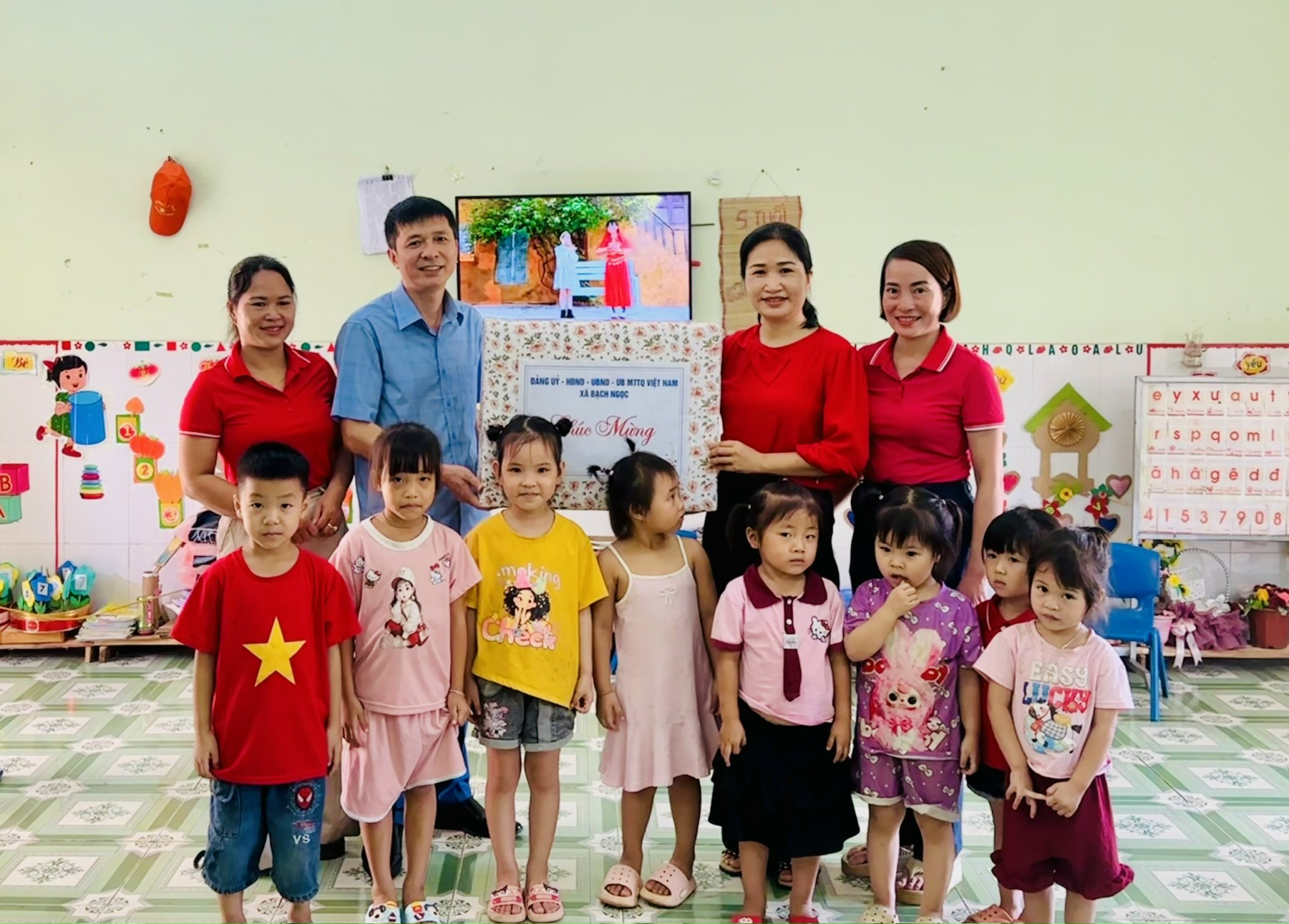 Đồng chí Phạm Tiến Duật – Phó bí thư Đảng ủy – Chủ tịch UBND xã tặng quà nhân ngày Quốc tế Thiếu nhi 1/6