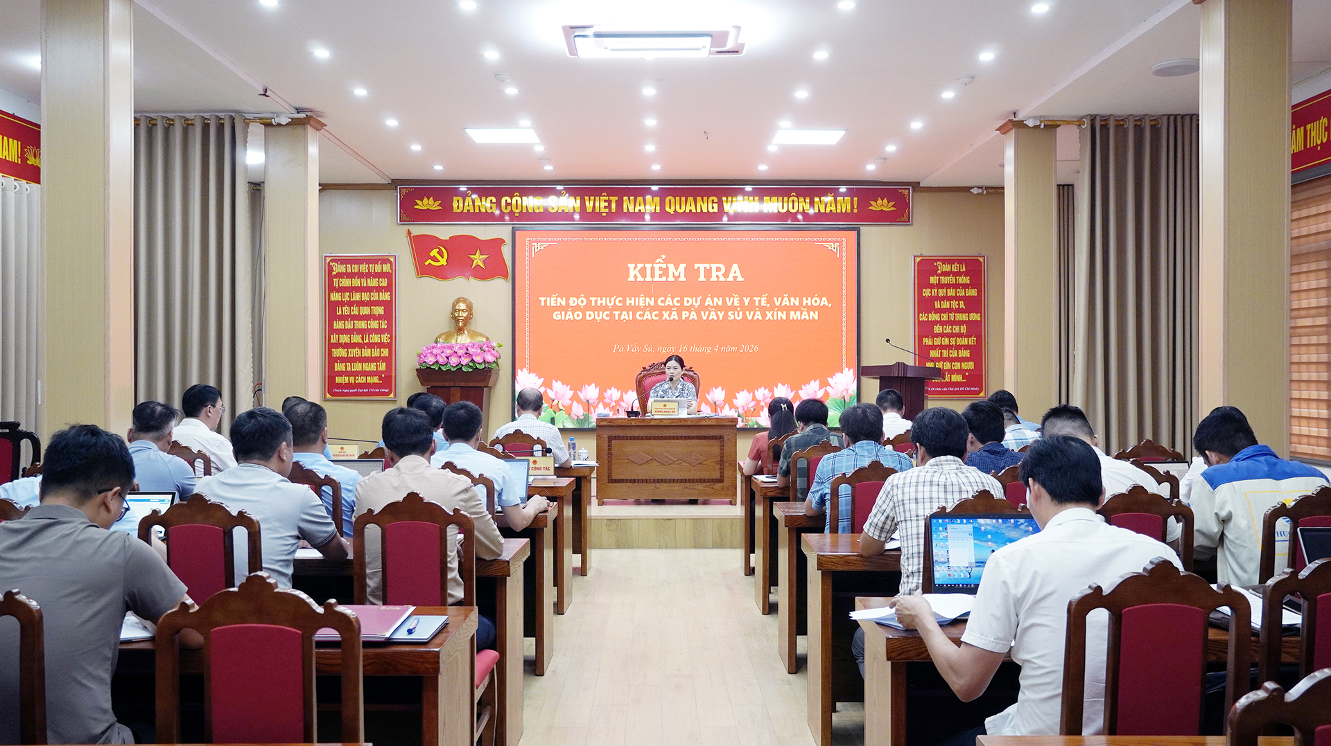 PCT UBND tỉnh vương ngọc h&agrave; kiểm tra tiến độ trường nội tr&uacute; (5).jpg