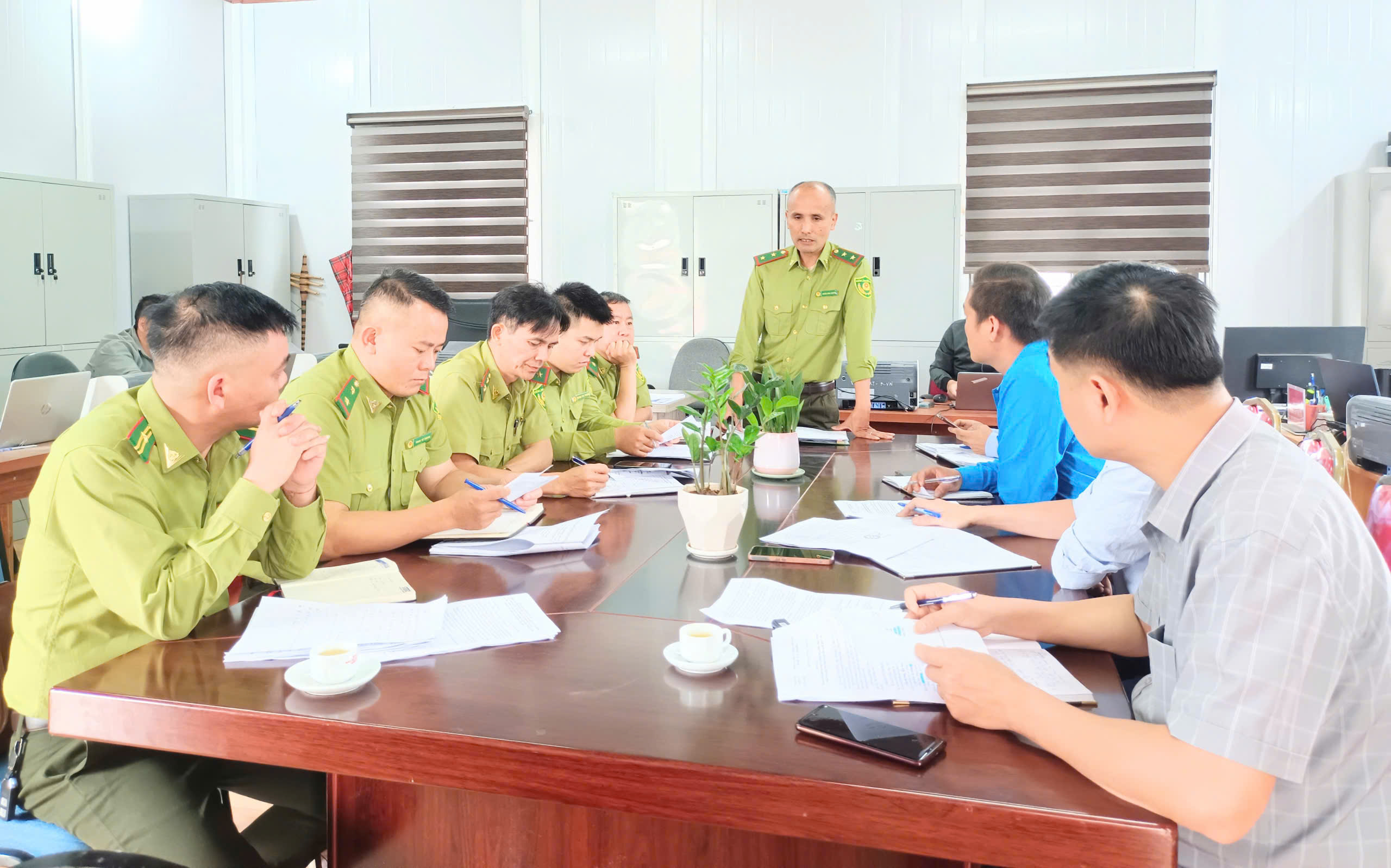 Hạt Kiểm lâm khu vực XVI làm việc với UBND xã Khâu Vai