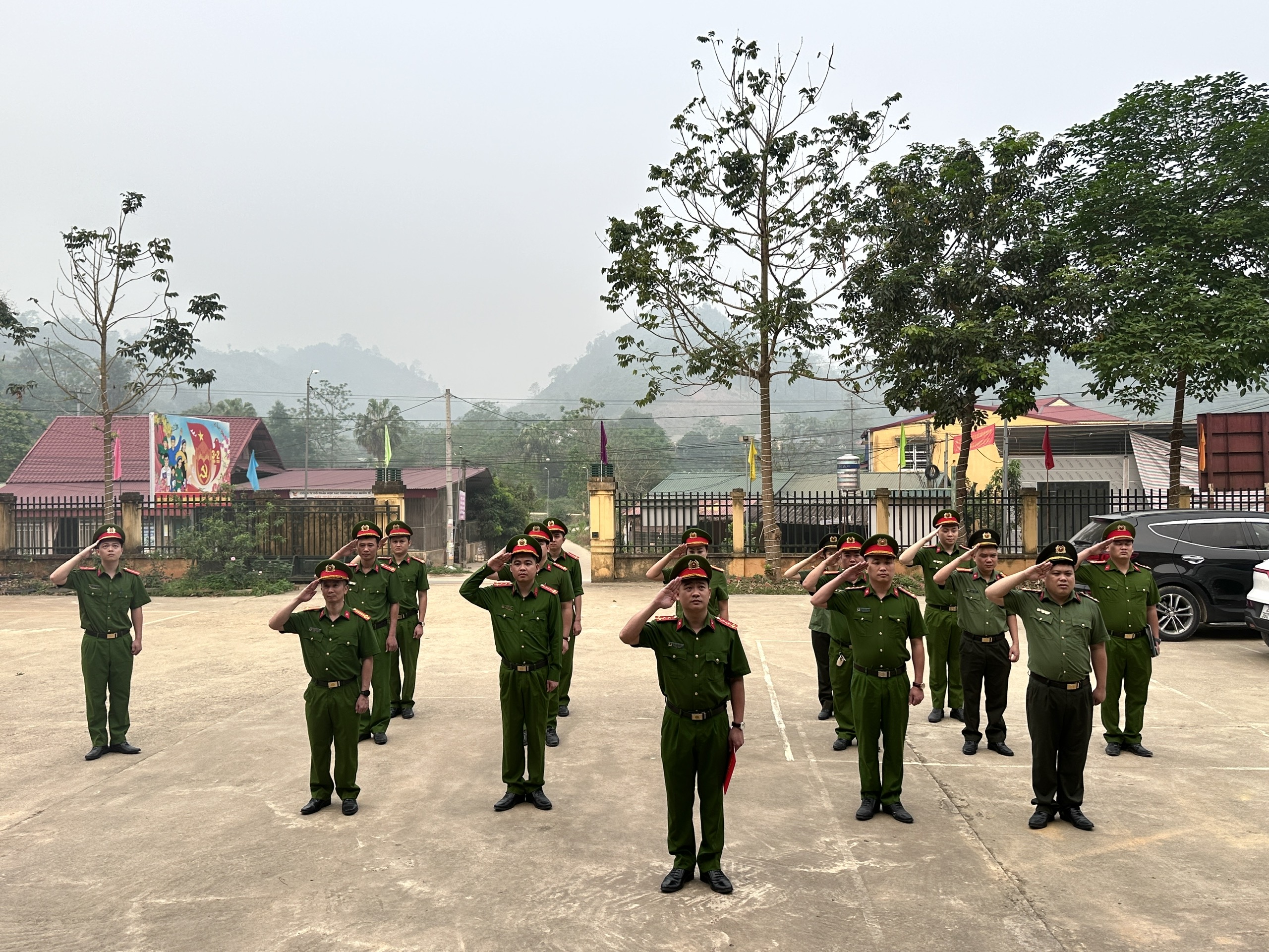 CÔNG AN XÃ XUÂN VÂN TỔ CHỨC NGHI LỄ CHÀO CỜ ĐẦU THÁNG