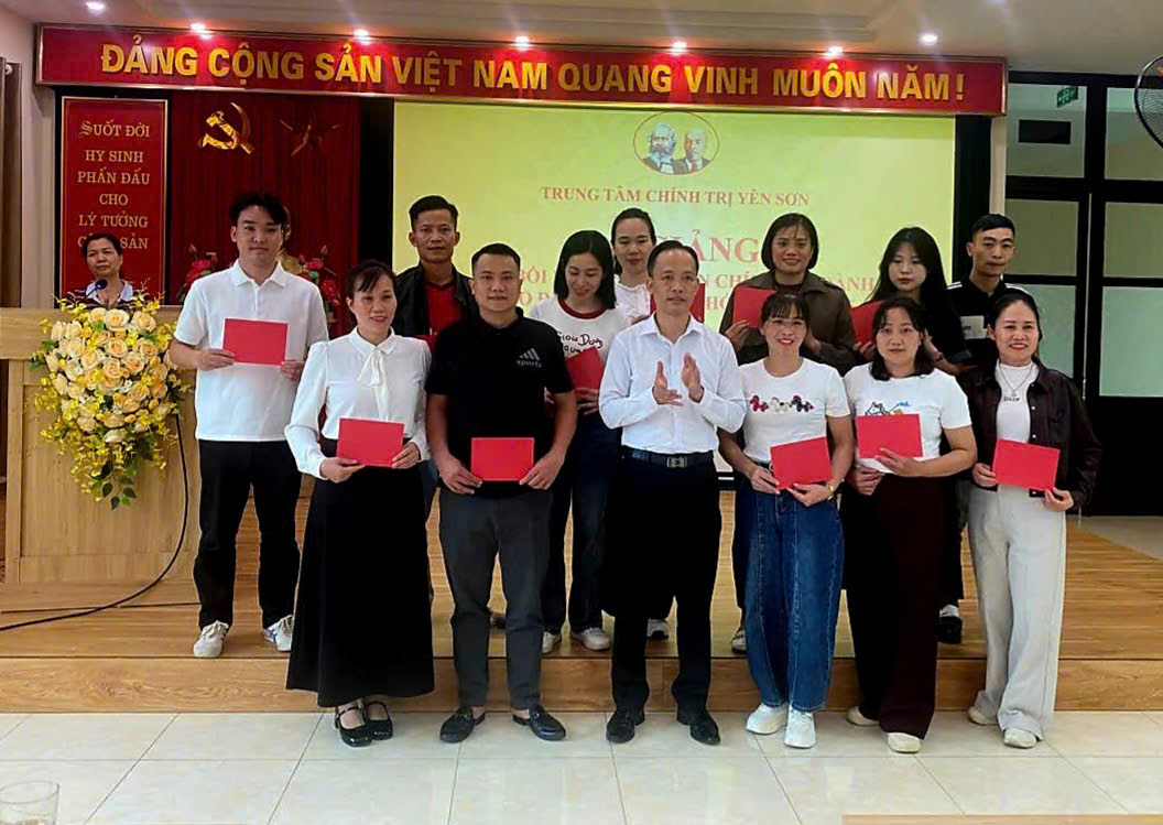 Bế giảng lớp bồi dưỡng lý luận chính trị cho đảng viên mới khóa 1 năm 2026