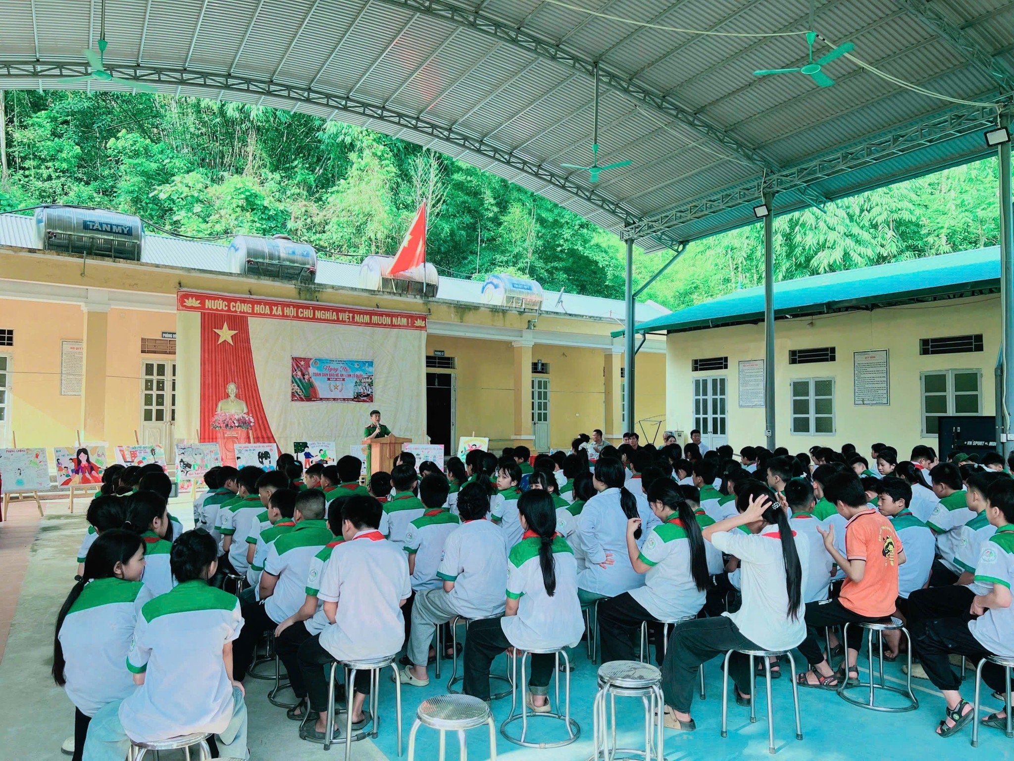Công an xã Kiên Đài tuyên truyền phòng, chống đuối nước trẻ em và ký cam kết thực hiện phong trào “Toàn dân bảo vệ an ninh Tổ quốc”