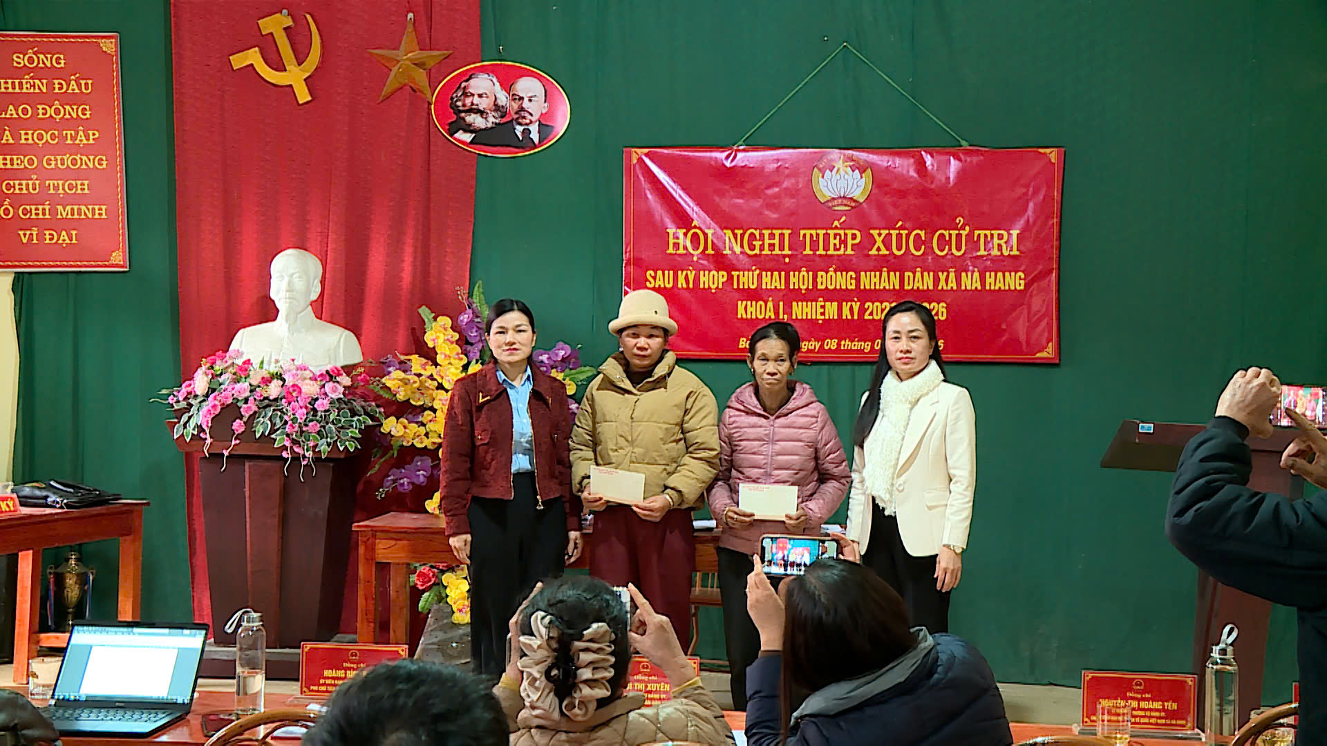 Tiếp xúc cử tri sau kỳ họp thứ hai HĐND xã tại thôn Bản Nuầy