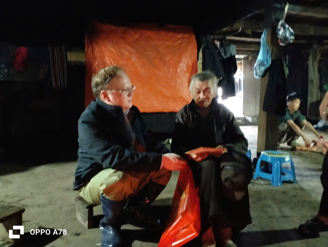 PHÓ BÍ THƯ ĐẢNG ỦY, CHỦ TỊCH UBND XÃ GIÁP TRUNG DƯƠNG KHÁNH PHÚC THĂM, TẶNG QUÀ NGƯỜI CAO TUỔI TRÊN ĐỊA BÀN XÃ