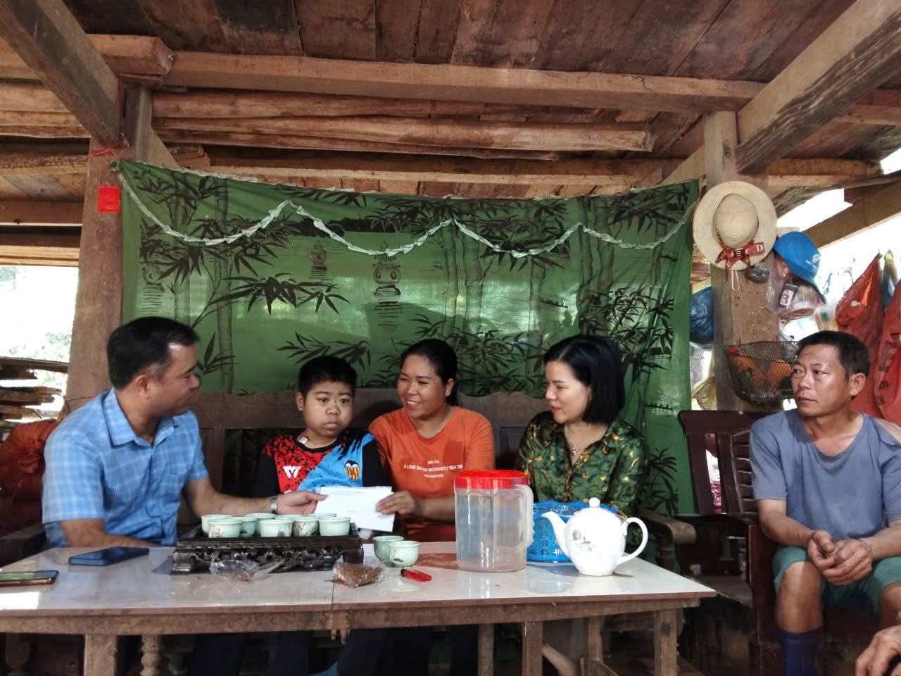 Lãnh đạo phường Hà Giang 2 thăm bệnh nhân chạy thận nhân tạo