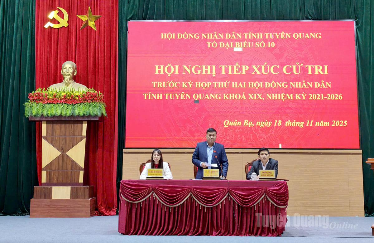 Phó Chủ tịch Thường trực HĐND tỉnh Hầu Minh Lợi tiếp xúc cử tri xã Quản Bạ