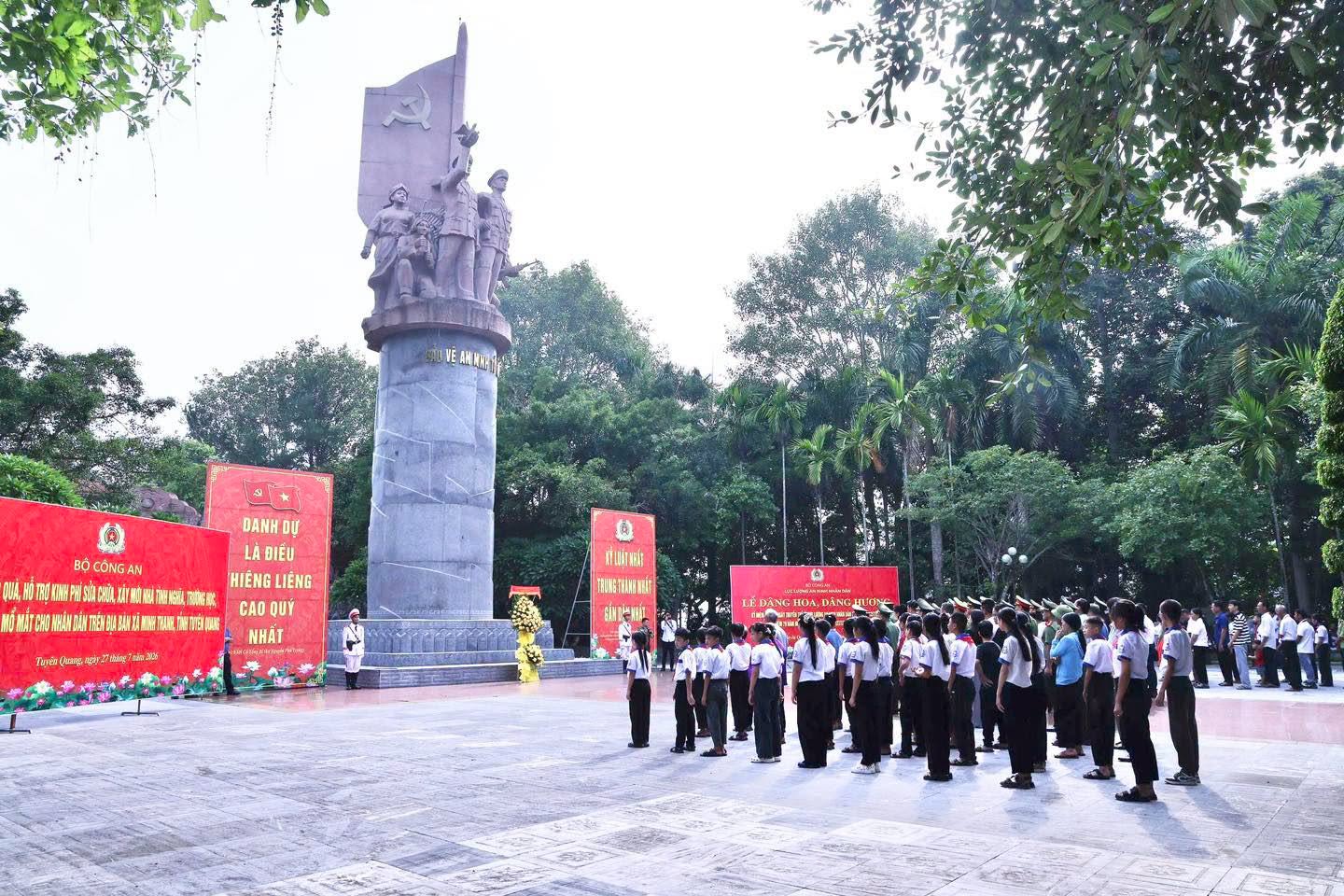 ĐOÀN ĐẠI BIỂU LỰC LƯỢNG AN NINH NHÂN DÂN VIỆT NAM DÂNG HƯƠNG TRI ÂN TẠI TUYÊN QUANG