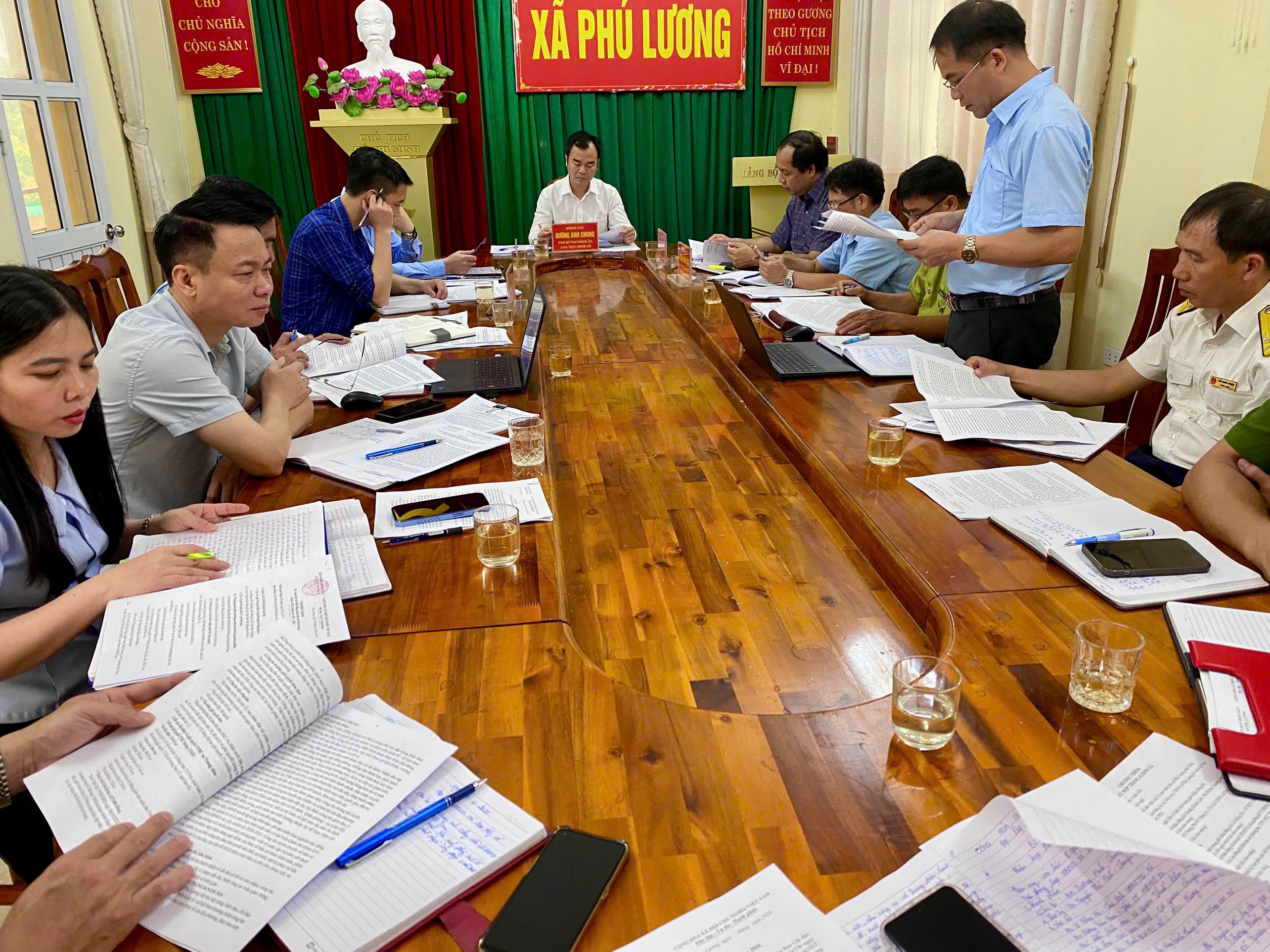 XÃ PHÚ LƯƠNG TỔ CHỨC PHIÊN HỌP THƯỜNG KỲ UBND XÃ THÁNG 4 NĂM 2026