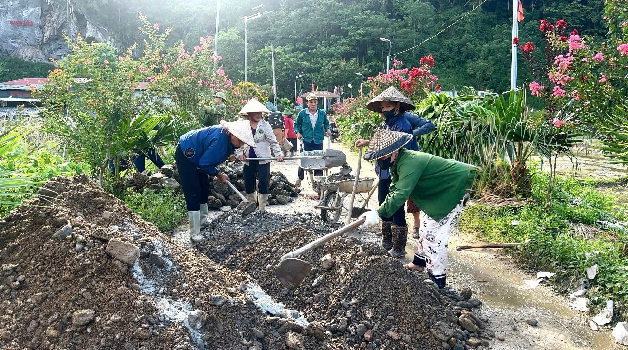 KHI HÀNG RÀO LÙI LẠI