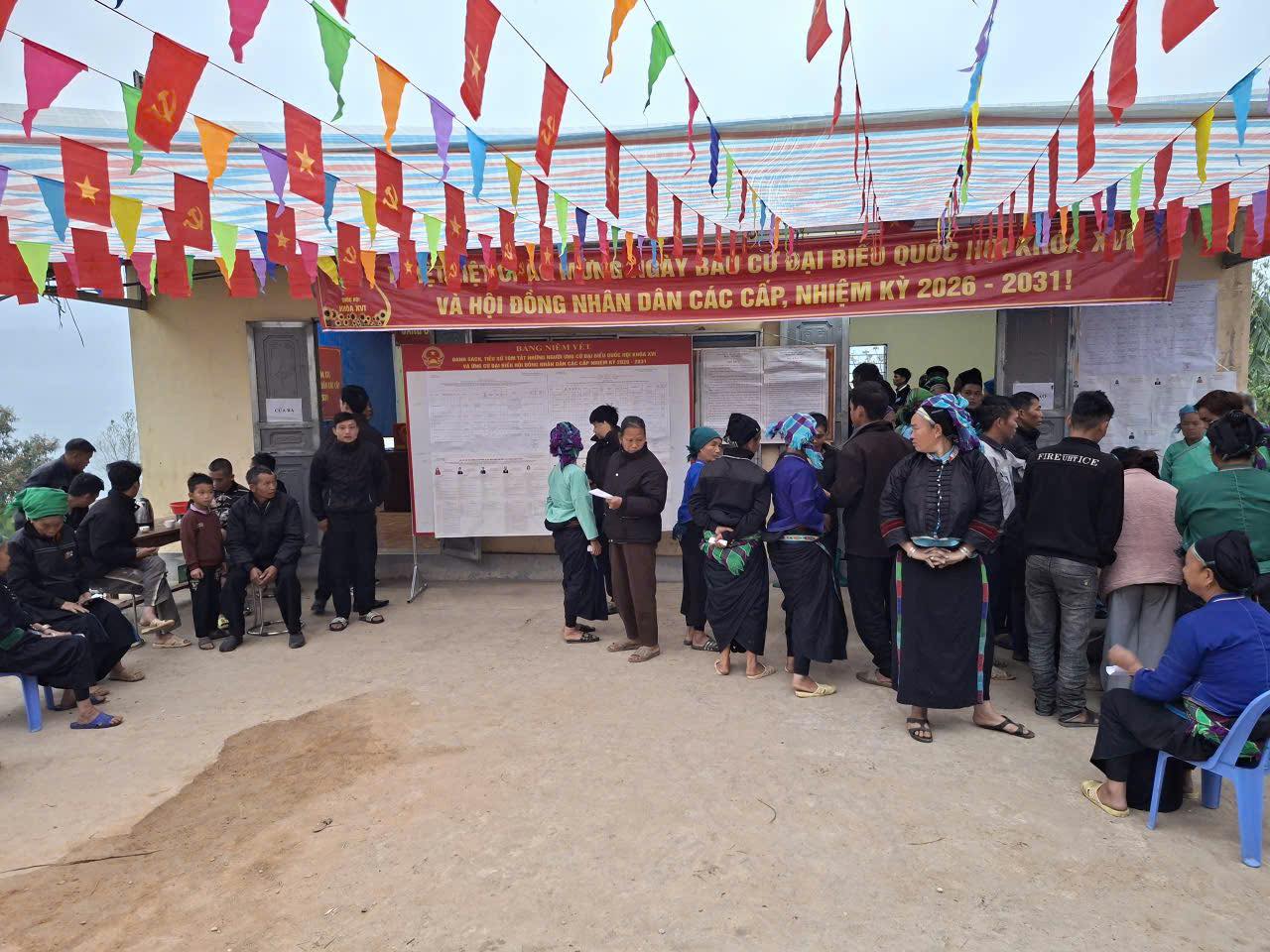 KHÔNG KHÍ NGÀY BẦU CỬ TẠI XÃ NẤM DẨN 